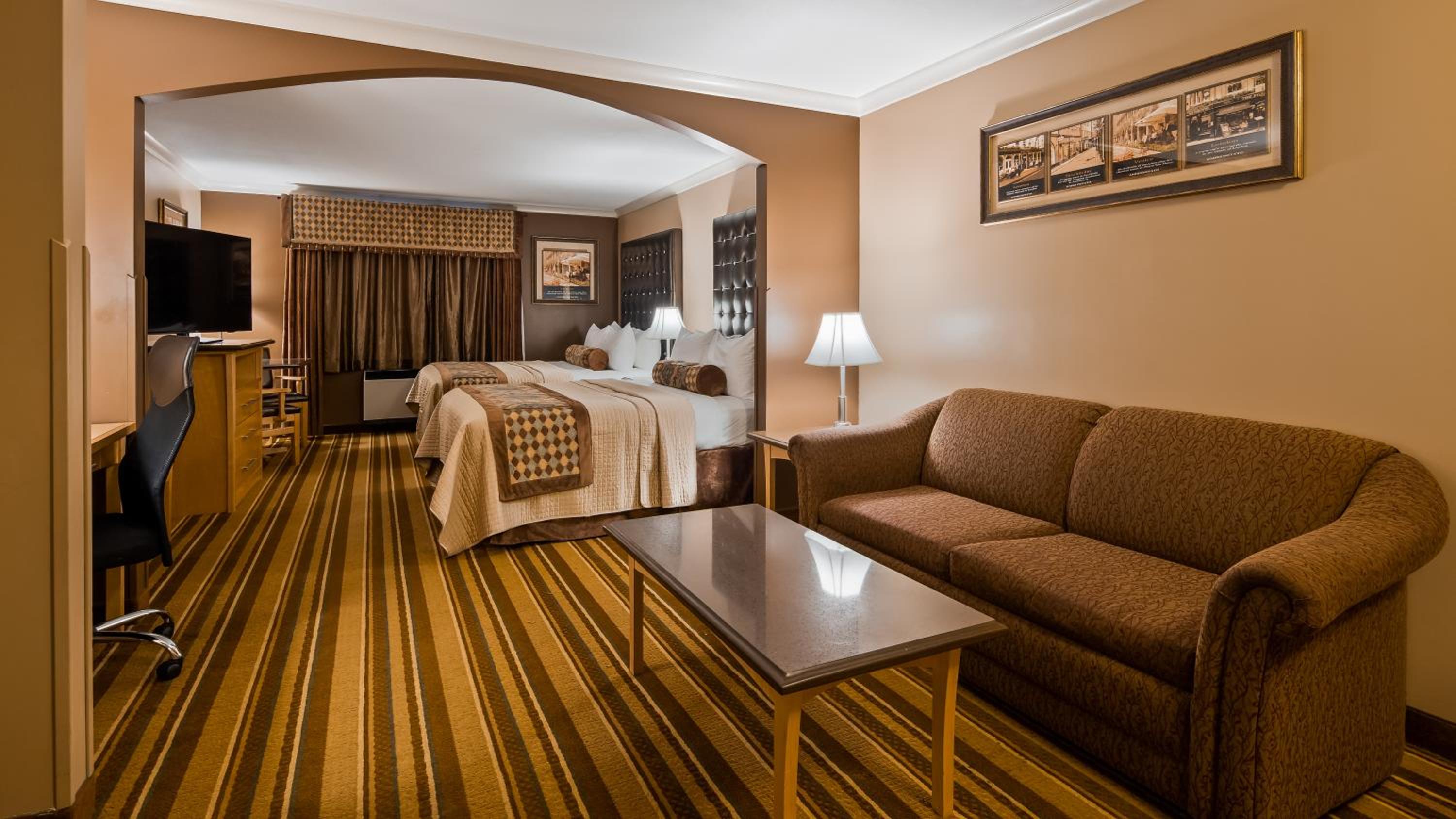 Queen Suite with Two Queen Beds and Kitchenette - Non-Smoking photo 3