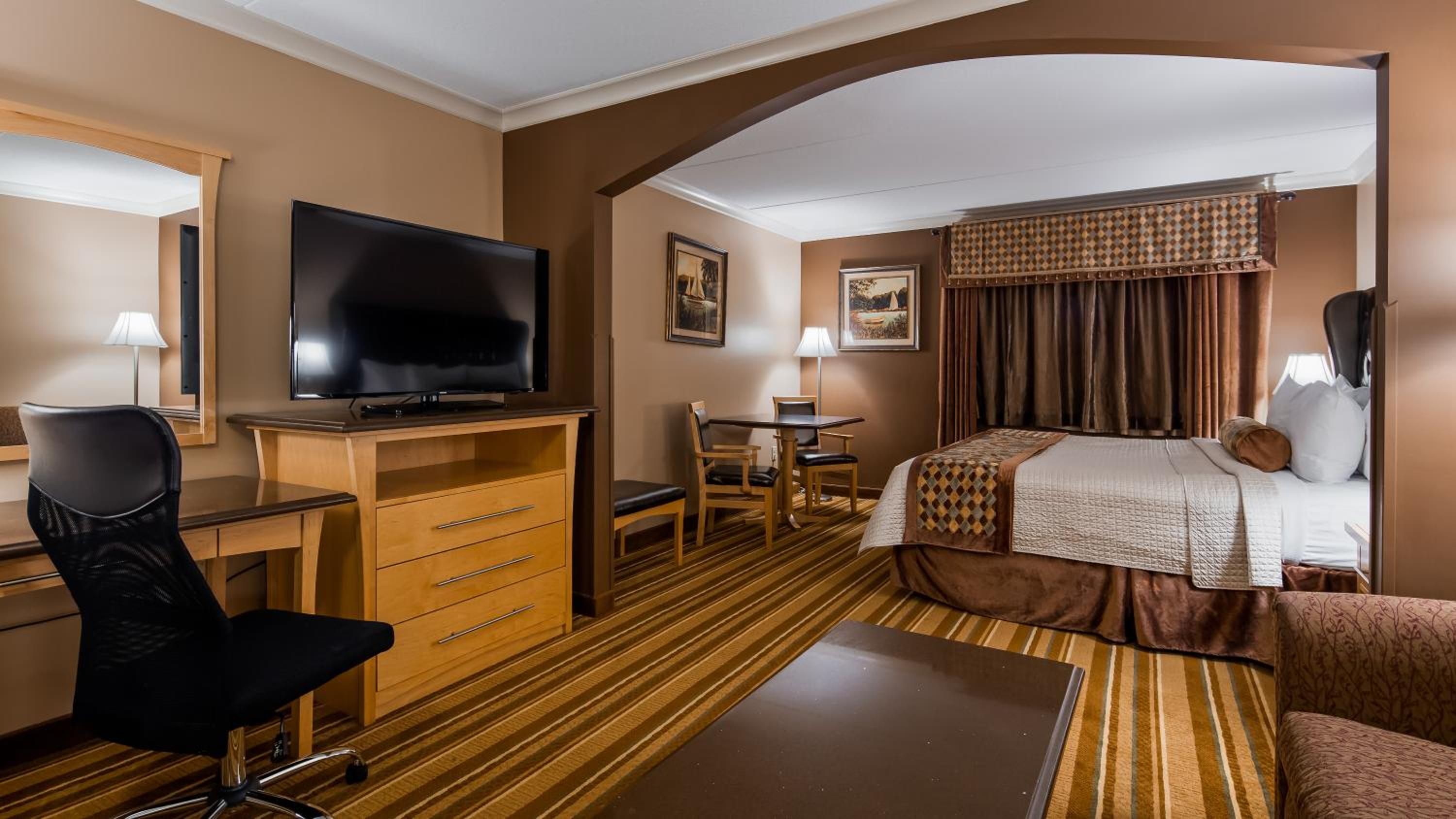 One-Bedroom King Suite with Sofa Bed - Non-Smoking photo 2