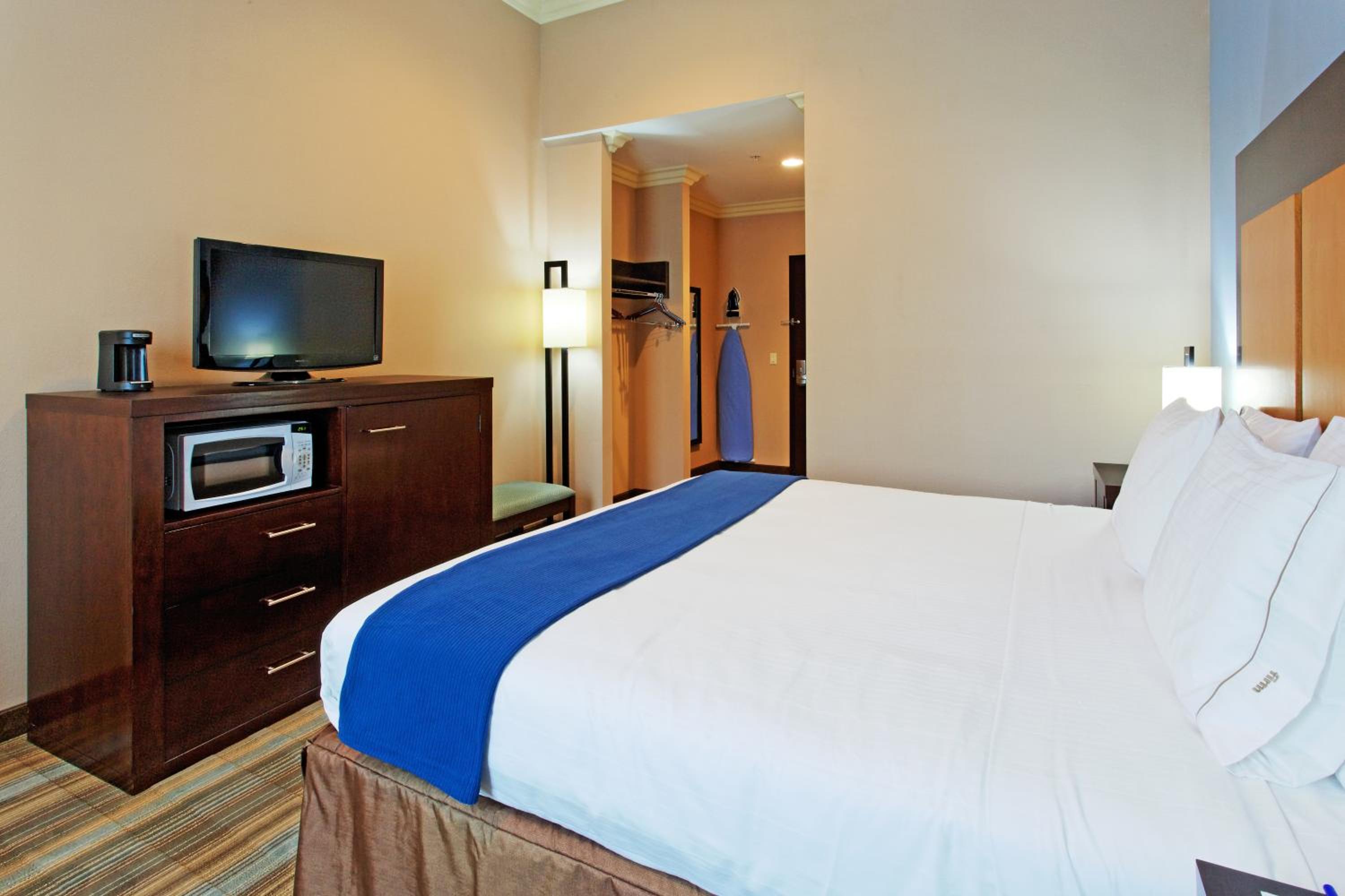Standard King Room with Mobility Accessible Roll-In Shower - Photo 6