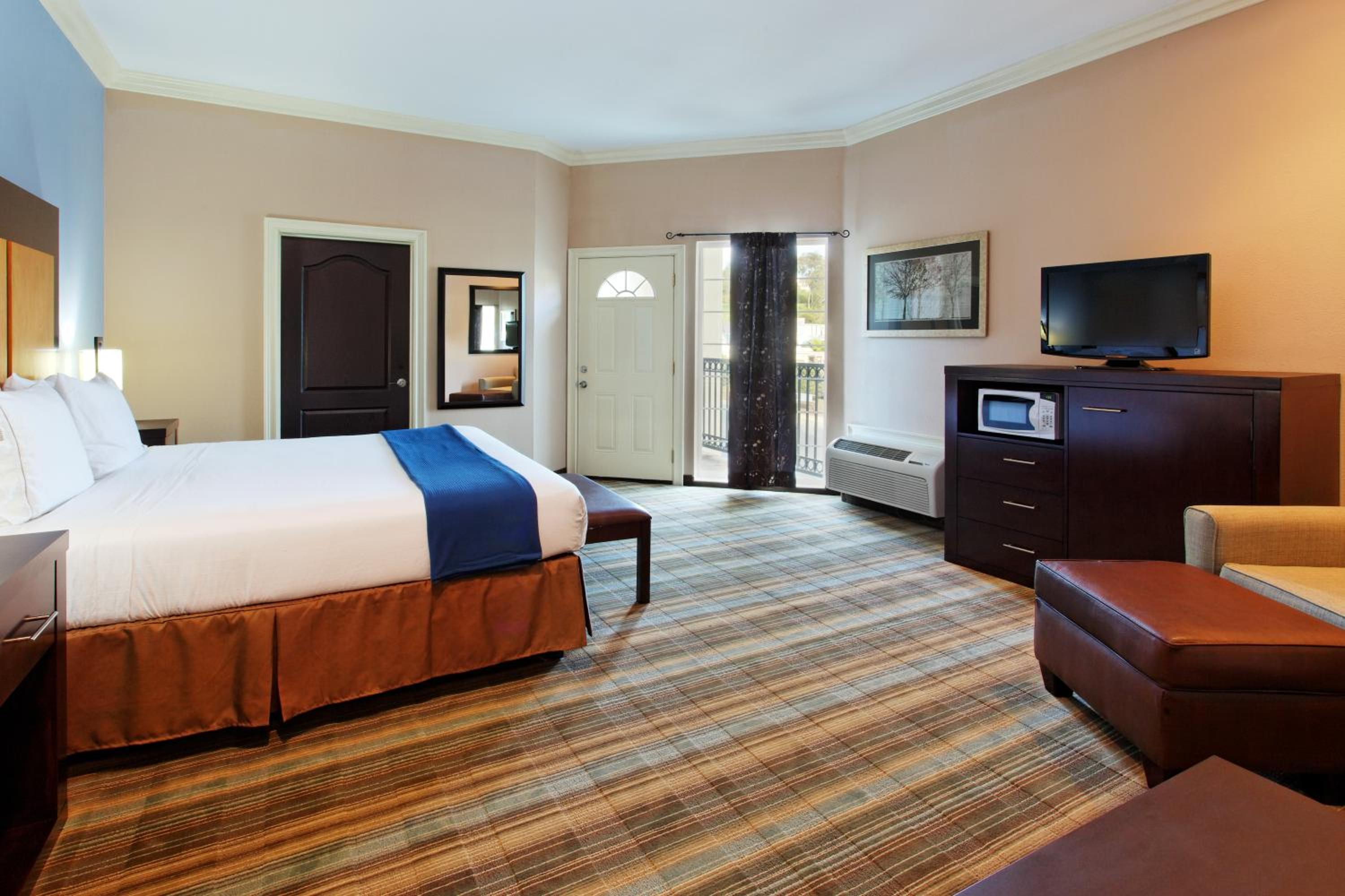 Standard King Room with Mobility Accessible Roll-In Shower - Photo 2