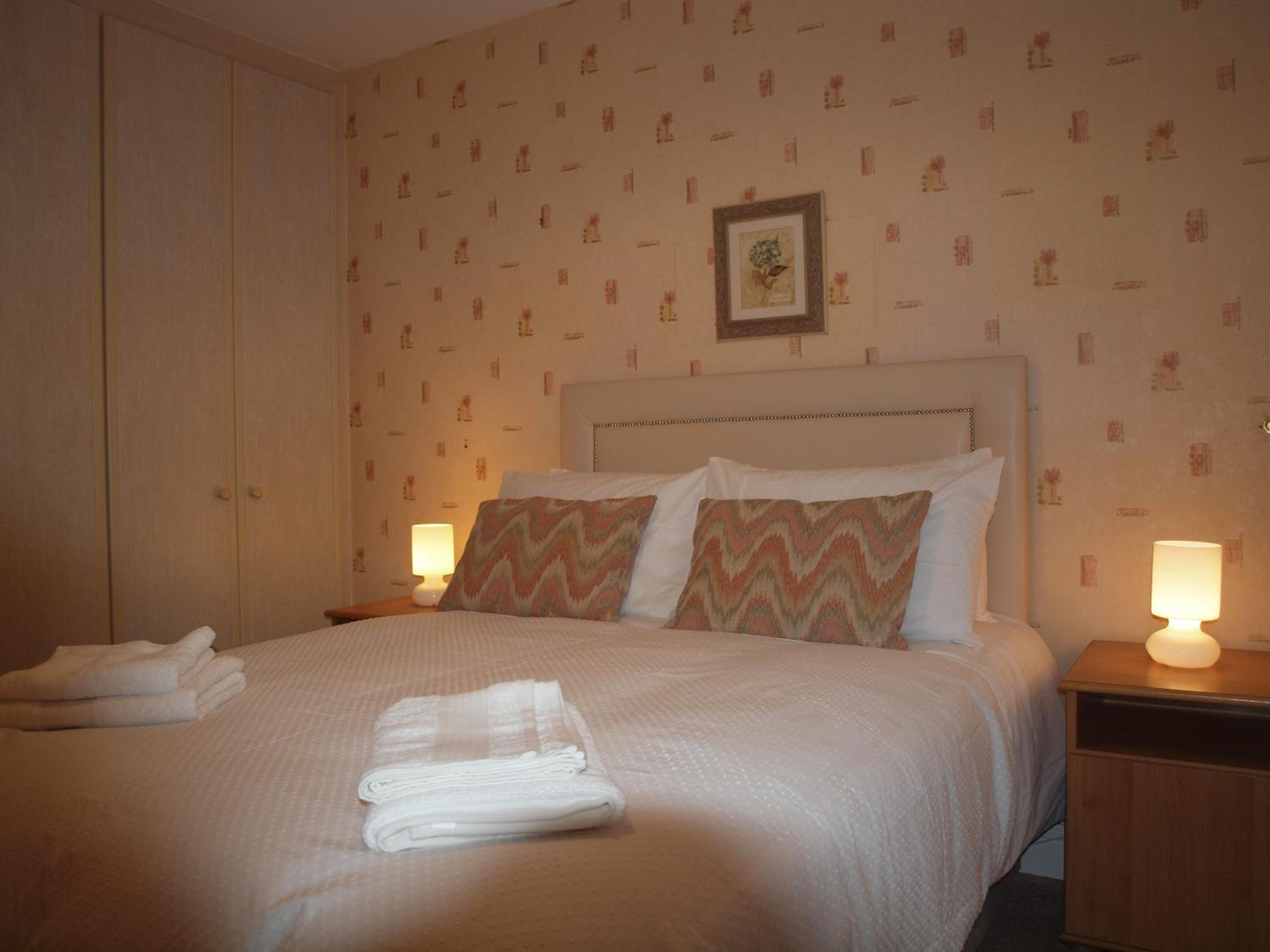 Double Room with Private adjacent Bathroom - Photo 6