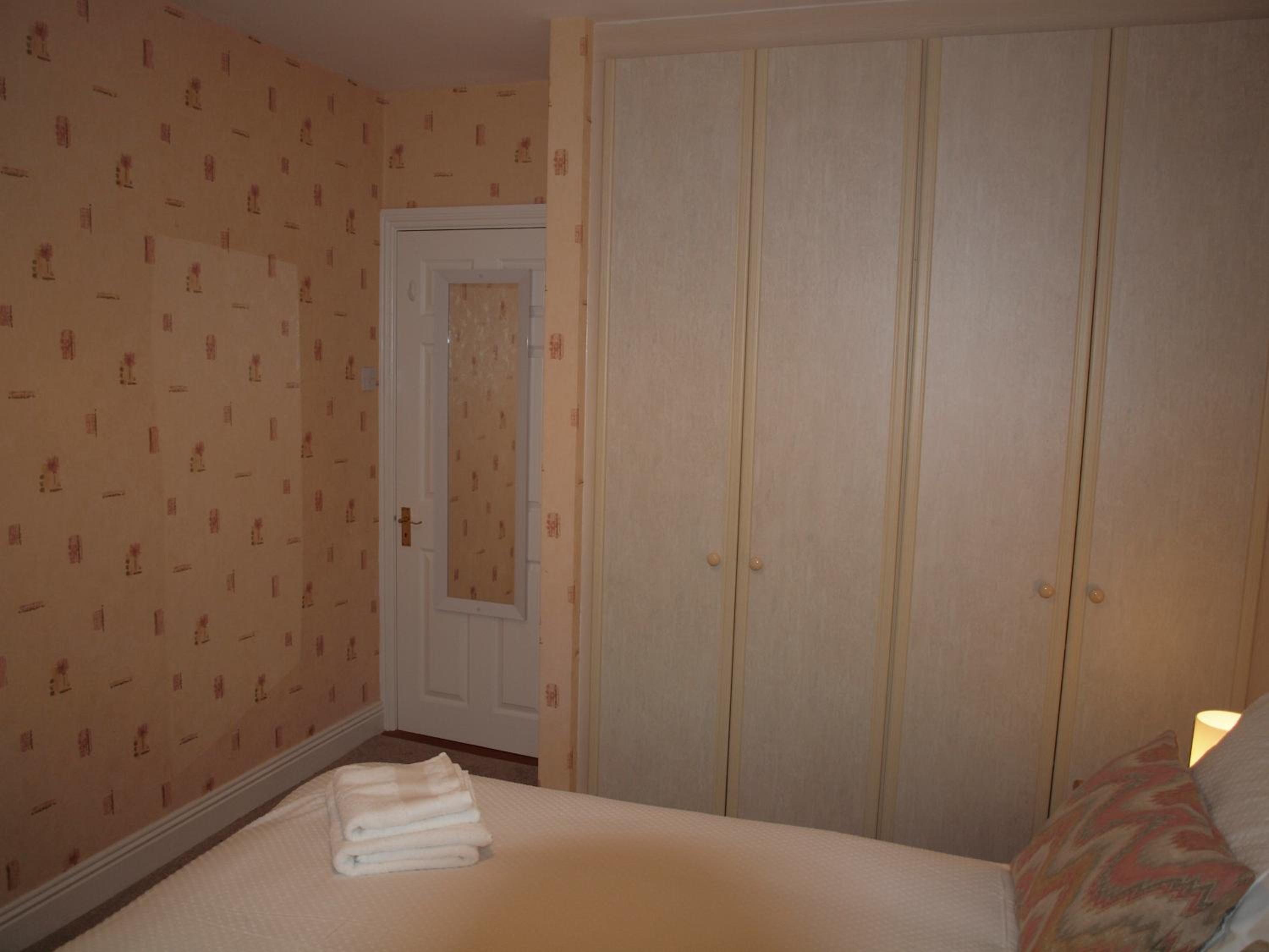 Double Room with Private adjacent Bathroom - Photo 1