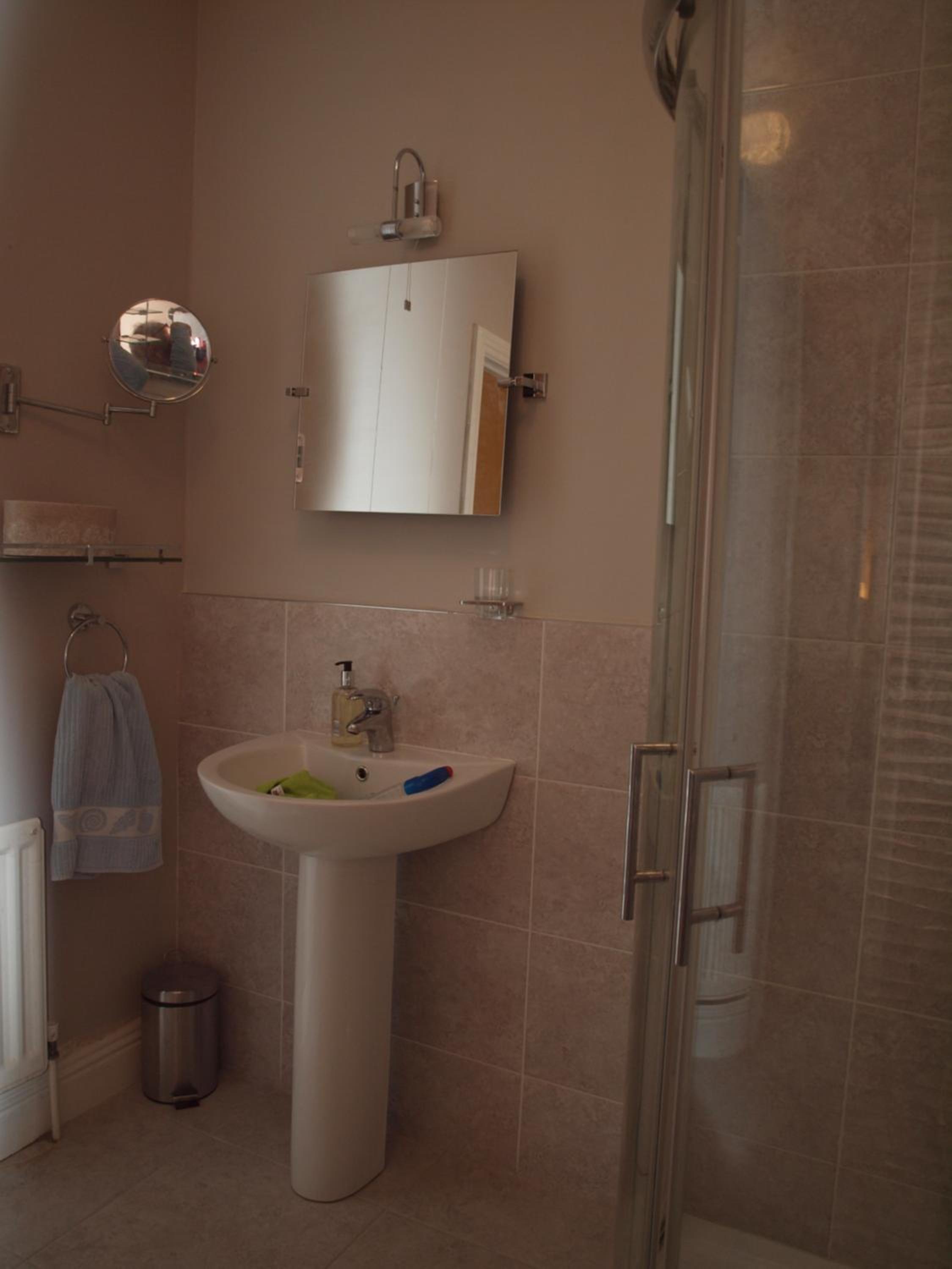 Double Room with Private Bathroom - Photo 6