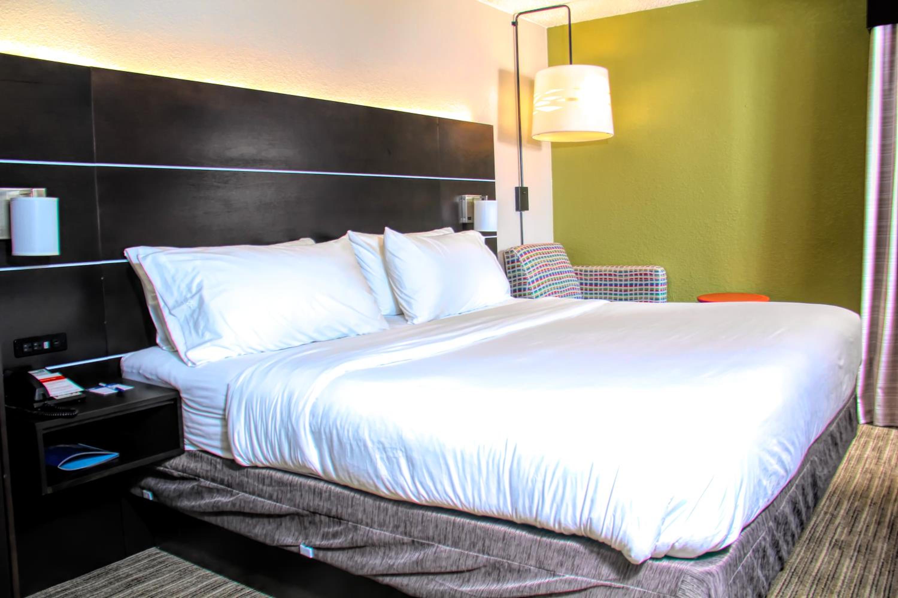 Standard King Room with Roll-in Shower - Mobility Accessible