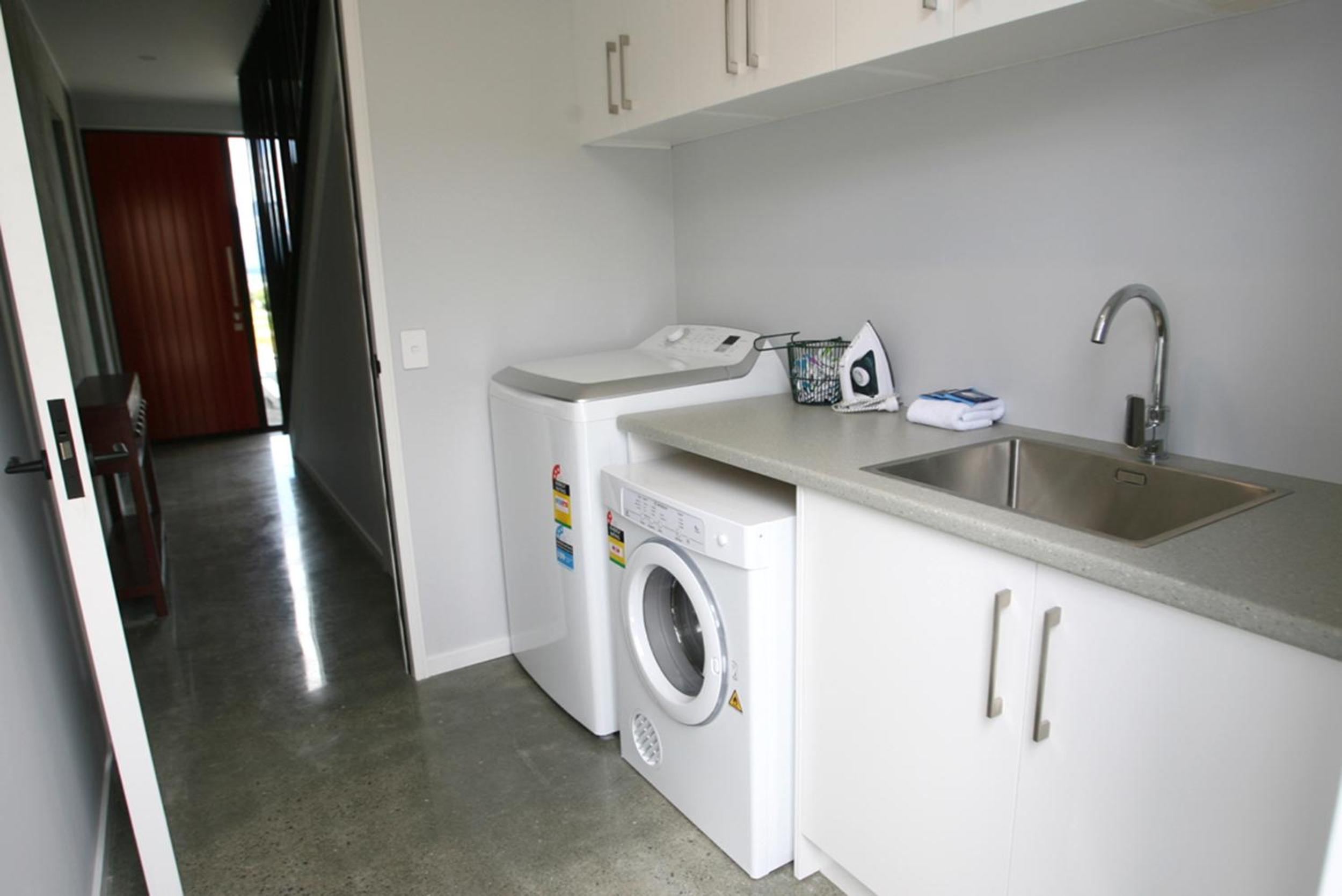 Upstairs Studio Apartment  photo 3