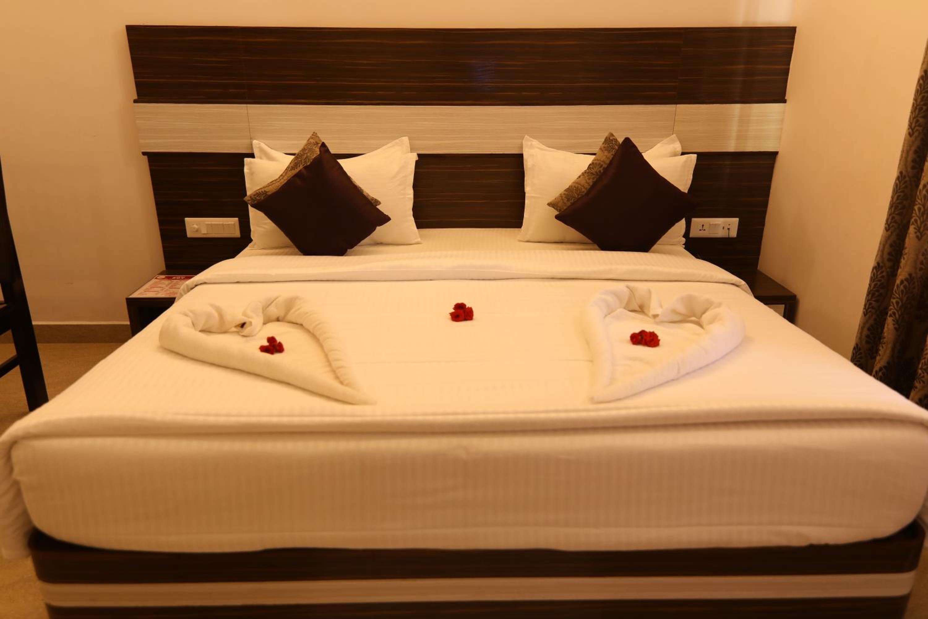 Deluxe Double Room (2 Adults + 1 Child) - Photo 6