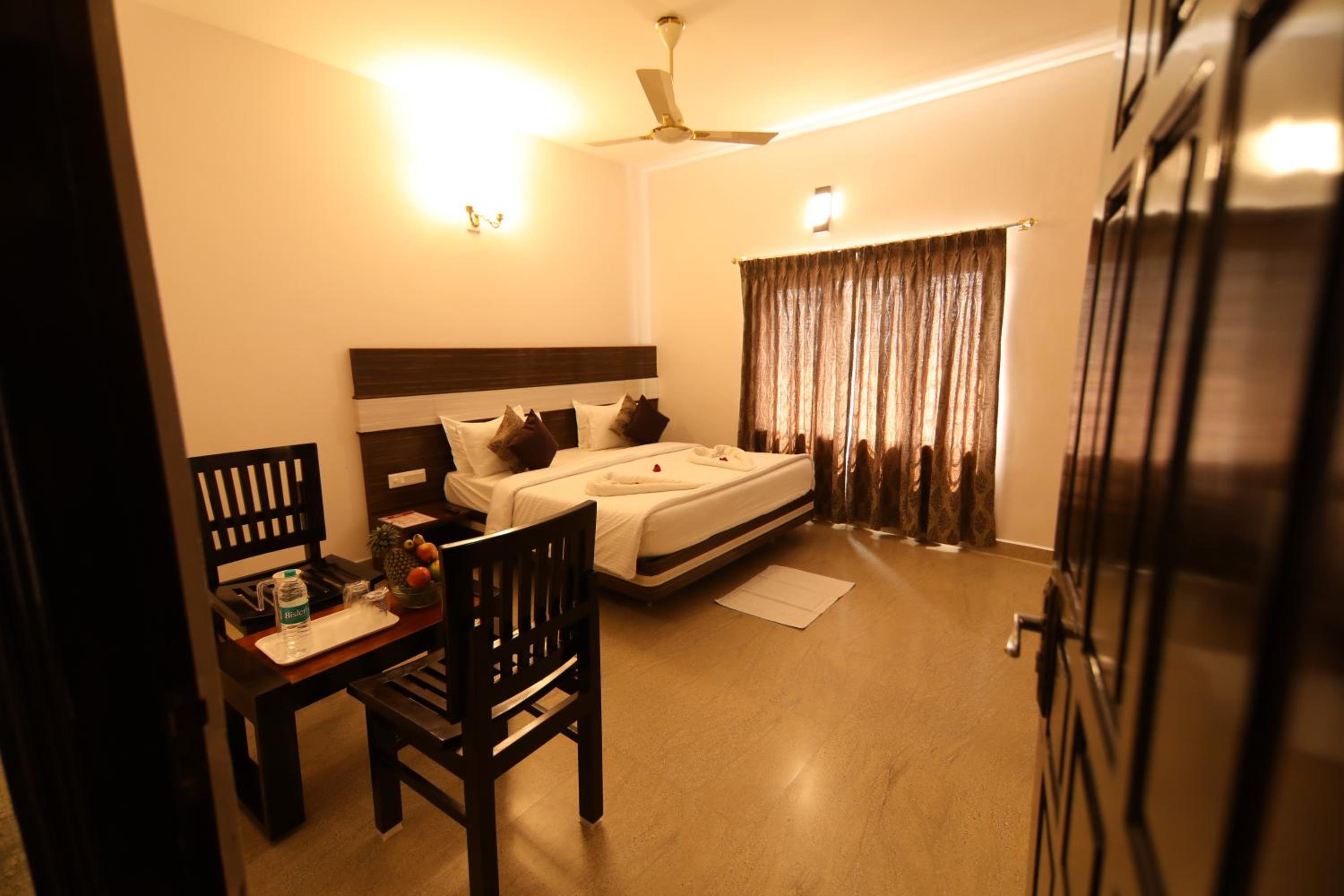 Deluxe Double Room (2 Adults + 1 Child) - Photo 5
