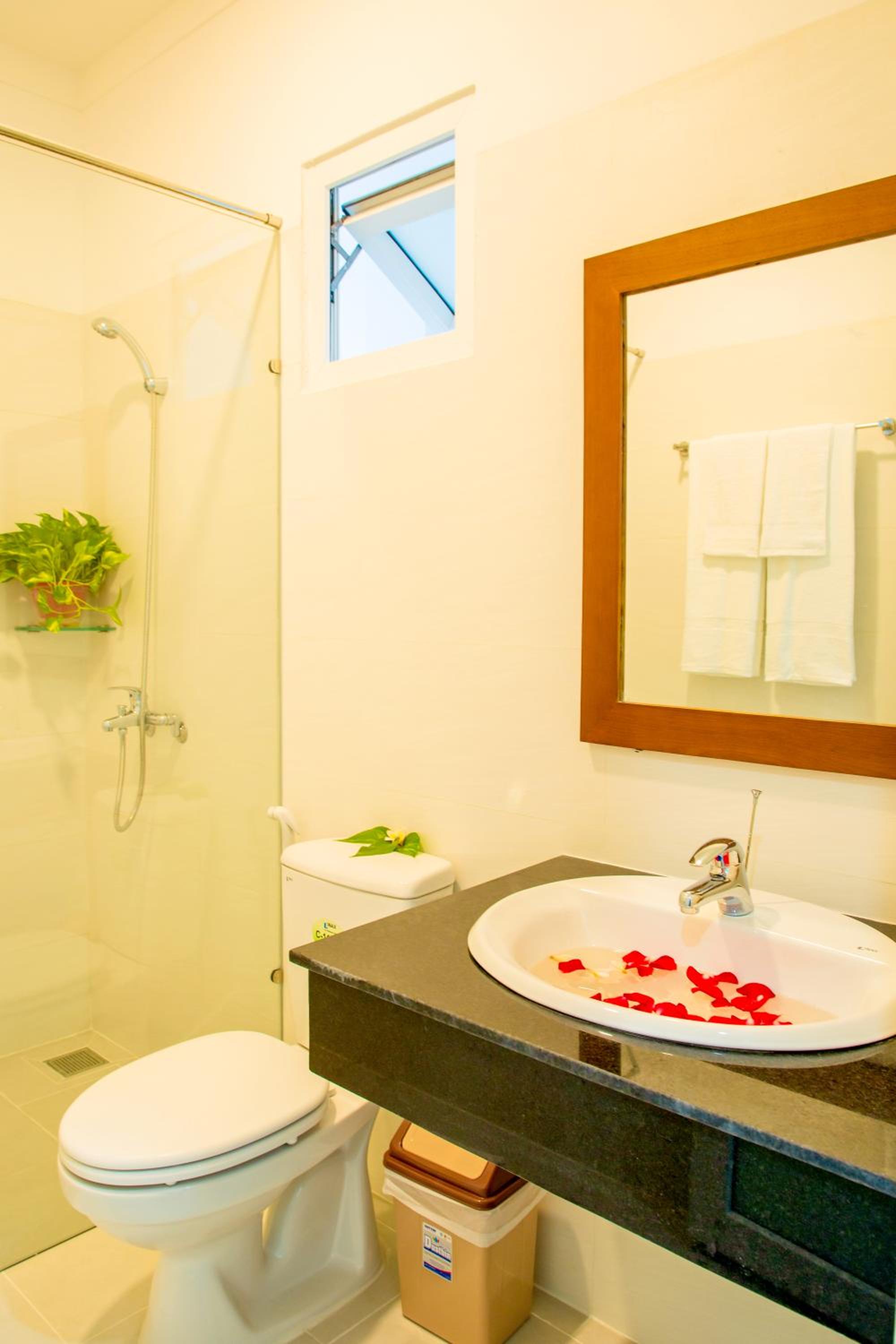 Deluxe Triple Room - Photo 12