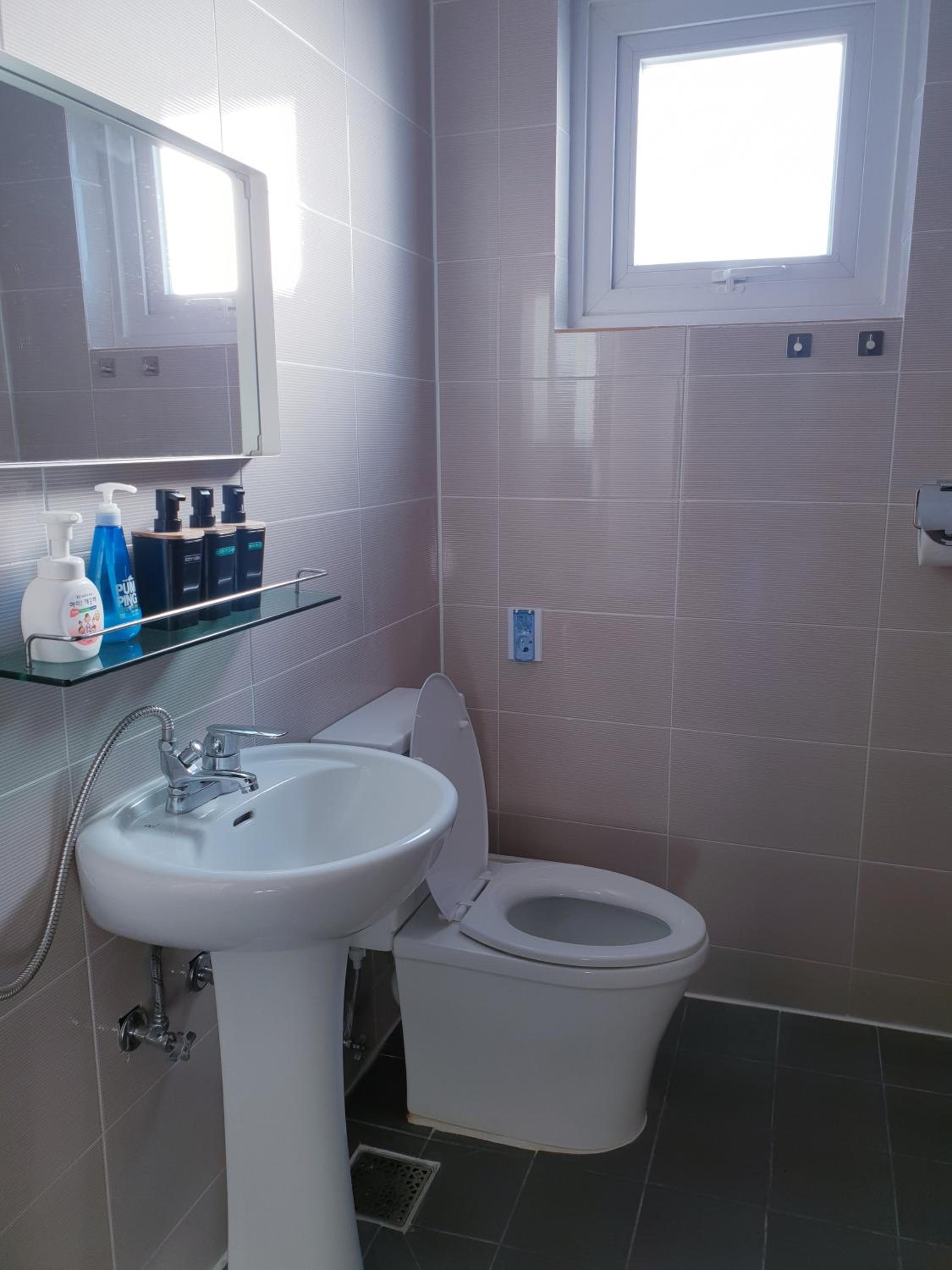 Twin Room with Private Bathroom photo 2