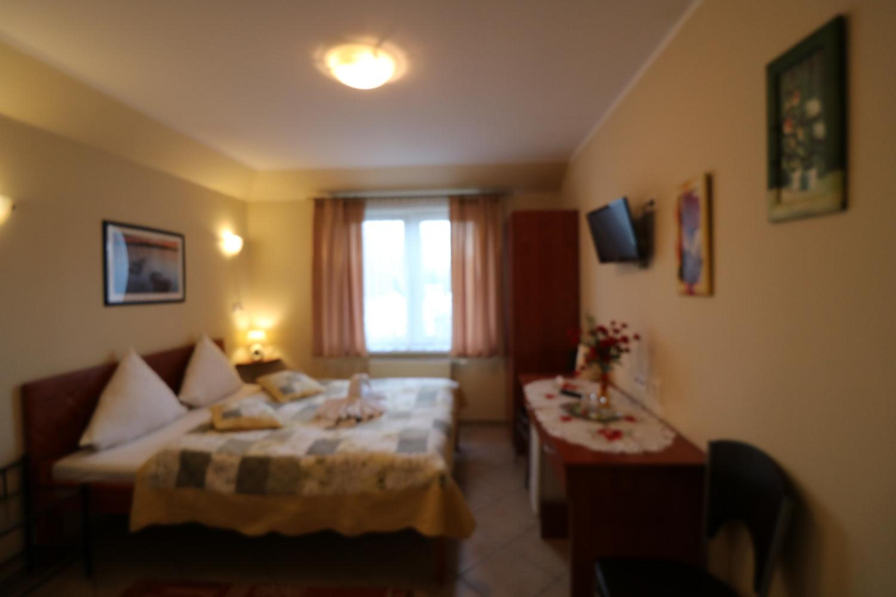 Economy Triple Room photo 1