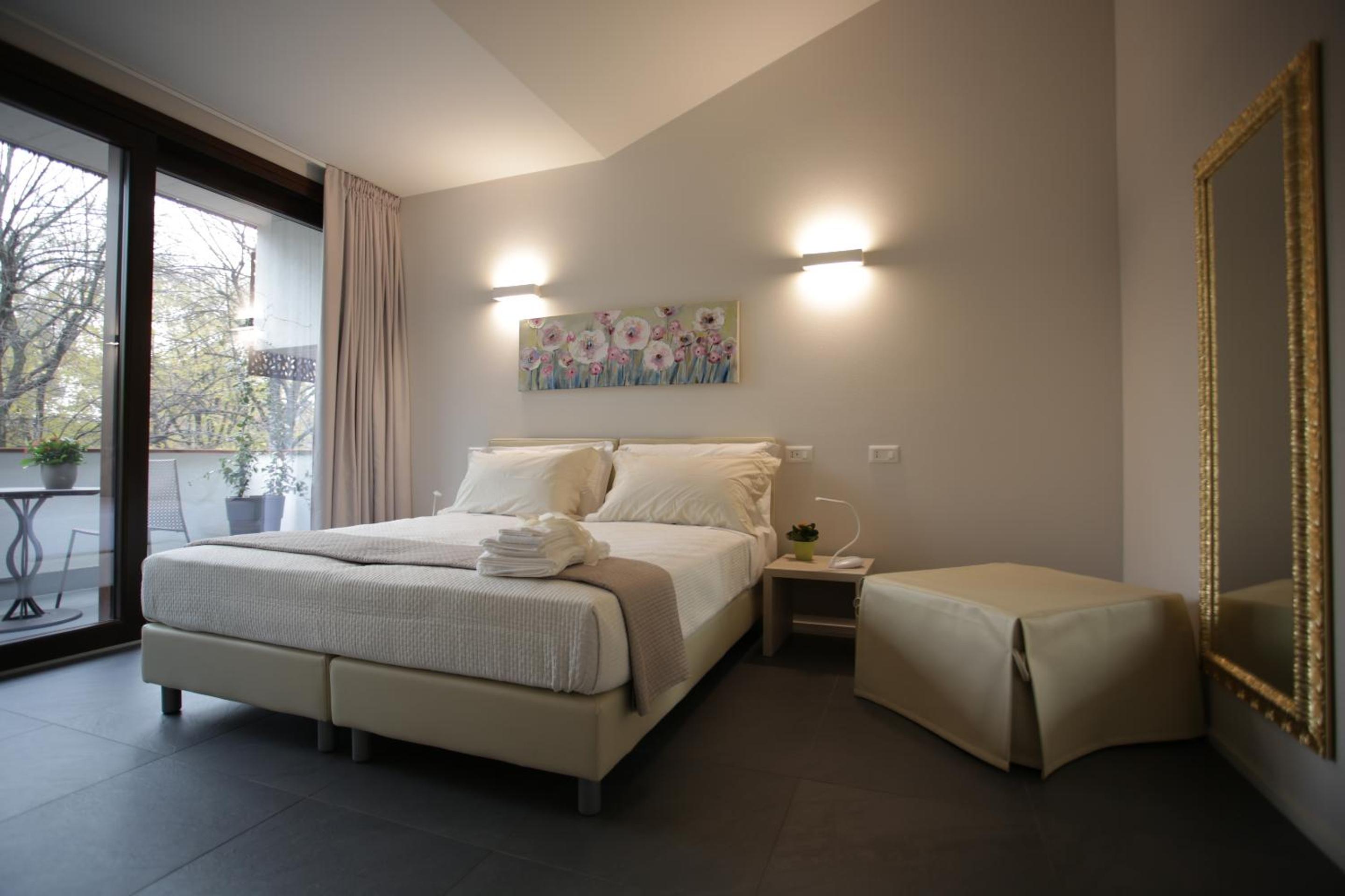 Double or Twin Room with Balcony and Private Bathroom - Photo 3