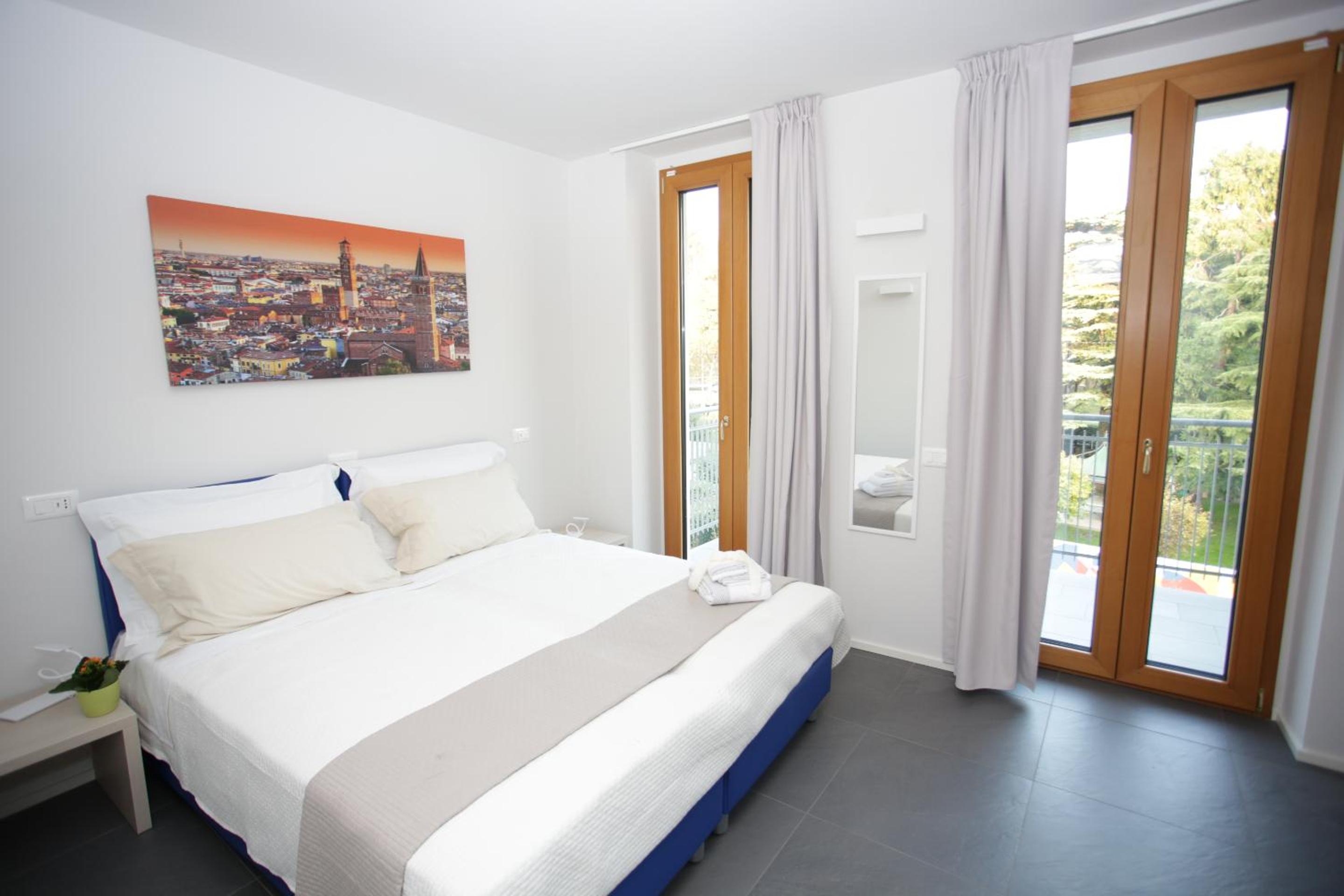 Double or Twin Room with Balcony and Private Bathroom - Photo 6