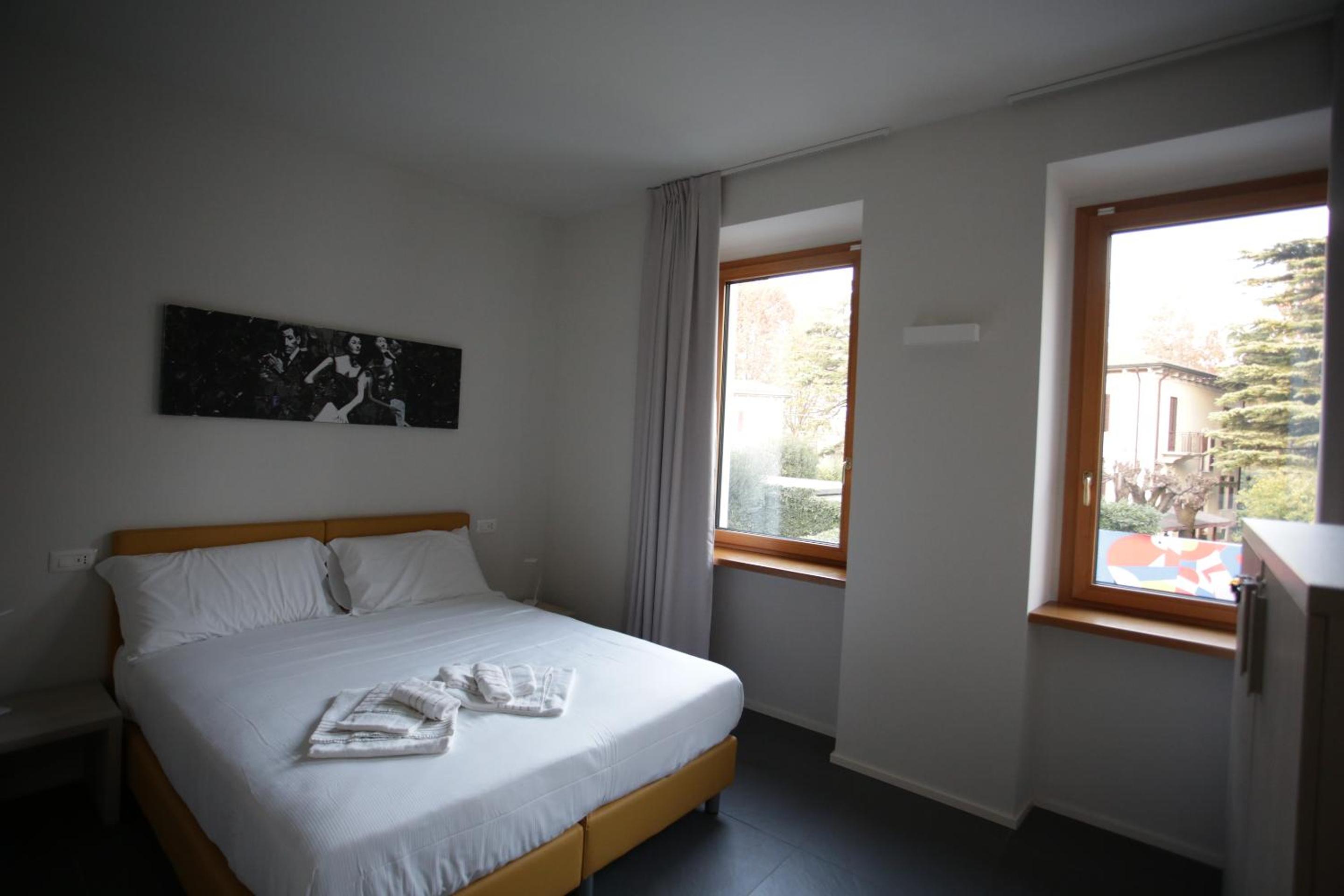 Double or Twin Room with Private Bathroom photo 3