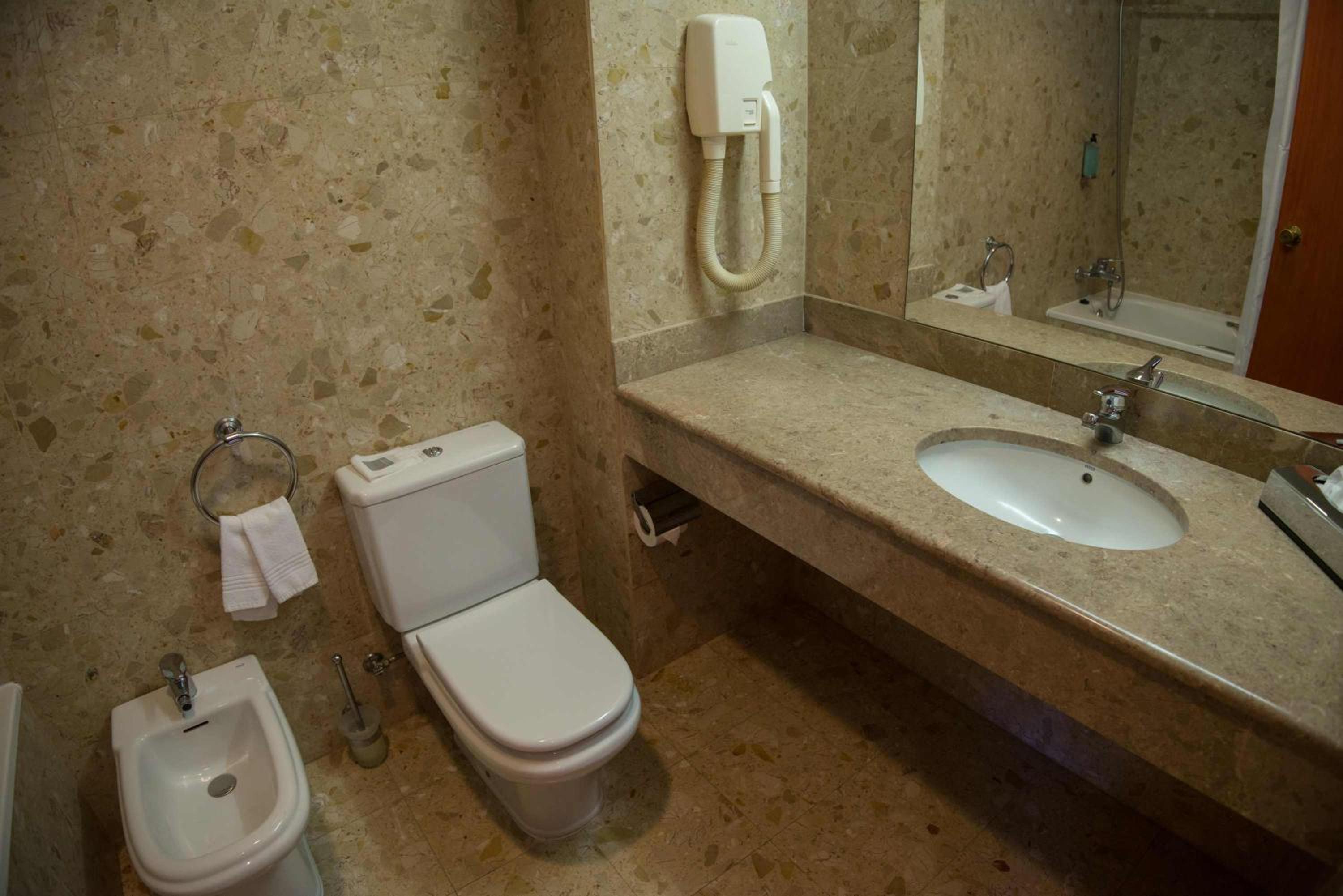Twin Room - Photo 5