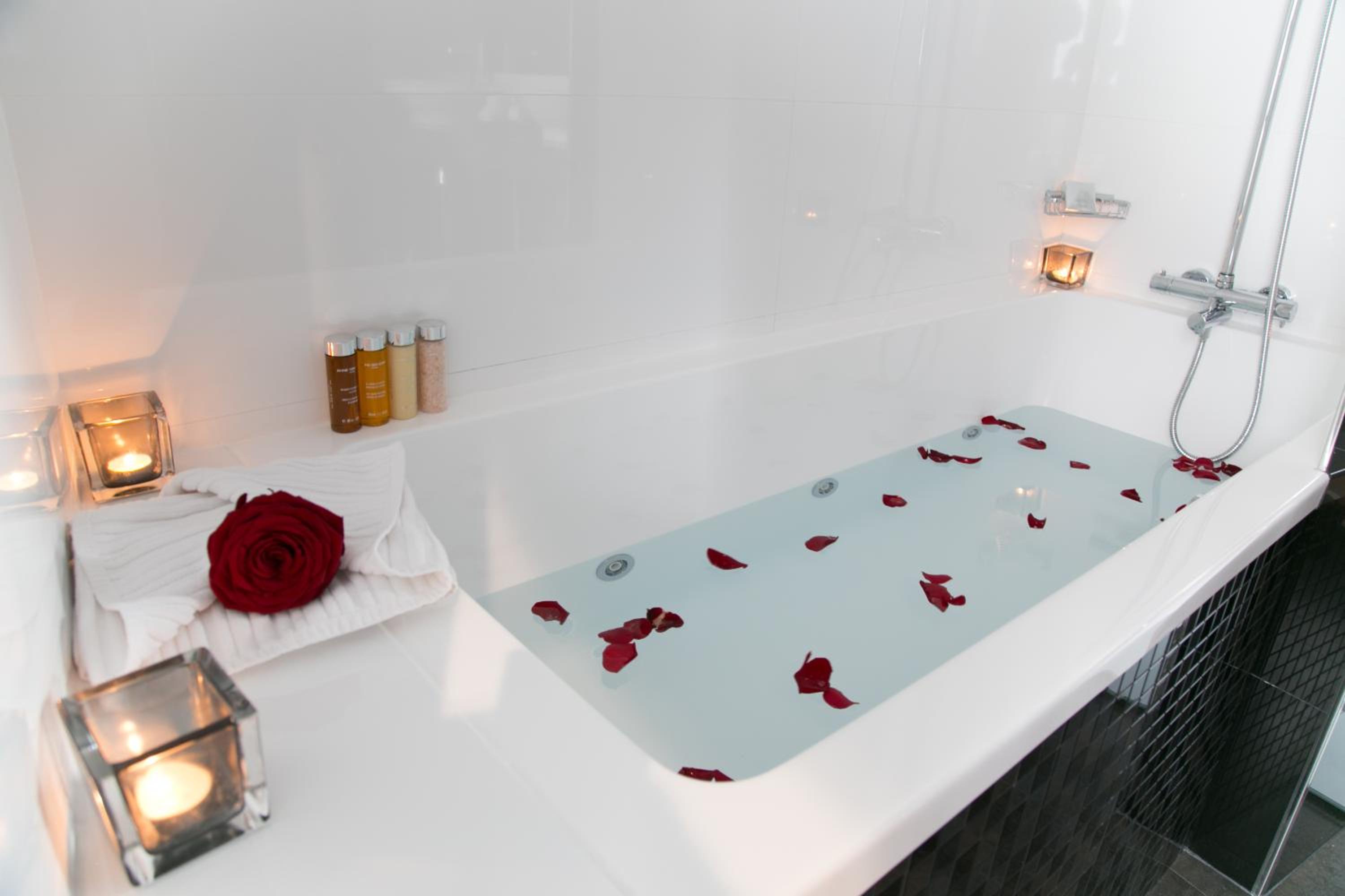 "Joséphine" Suite with Terrace and Jacuzzi thumbnail 6