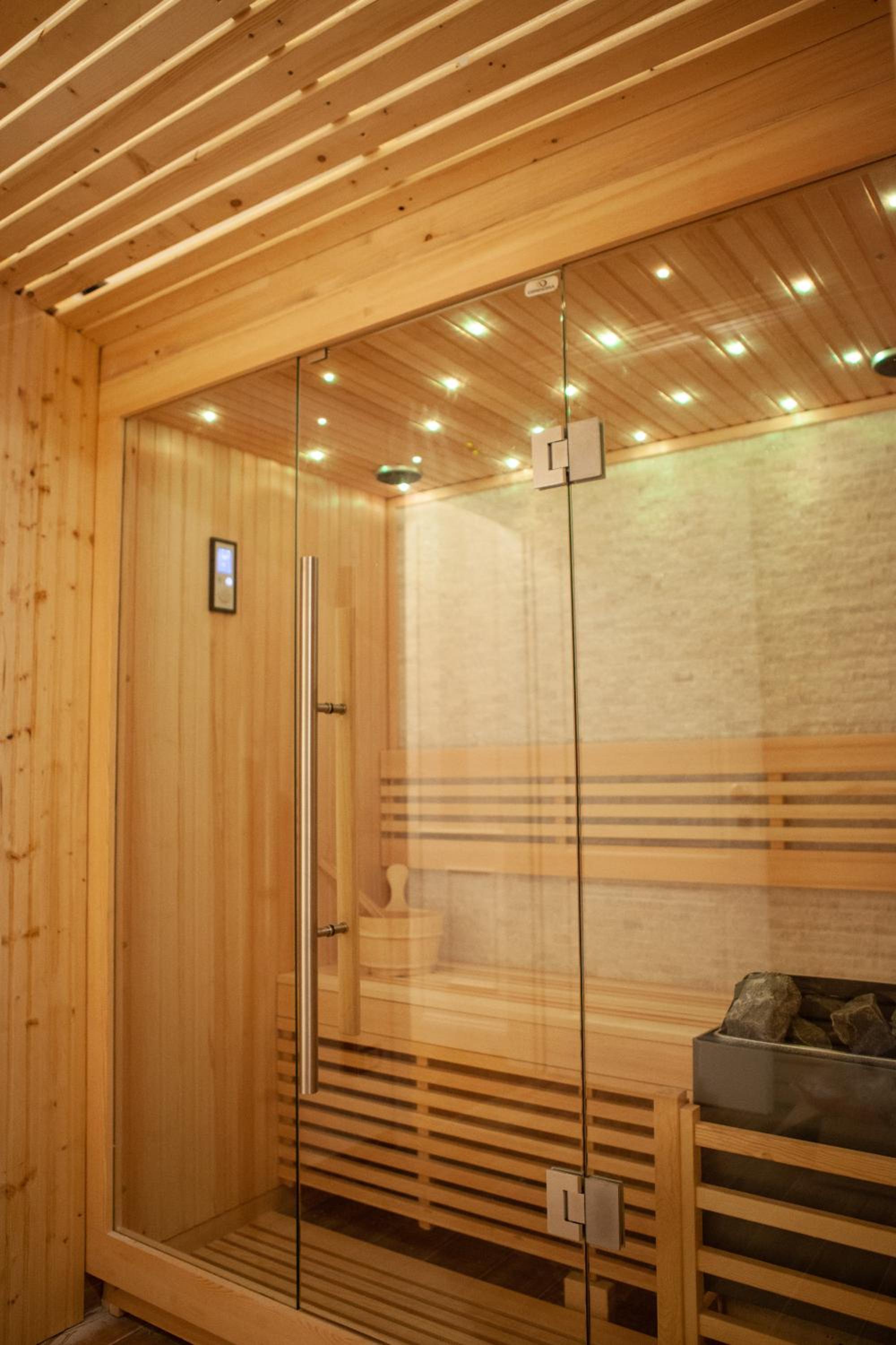 Deluxe Suite with Sauna Access photo 3