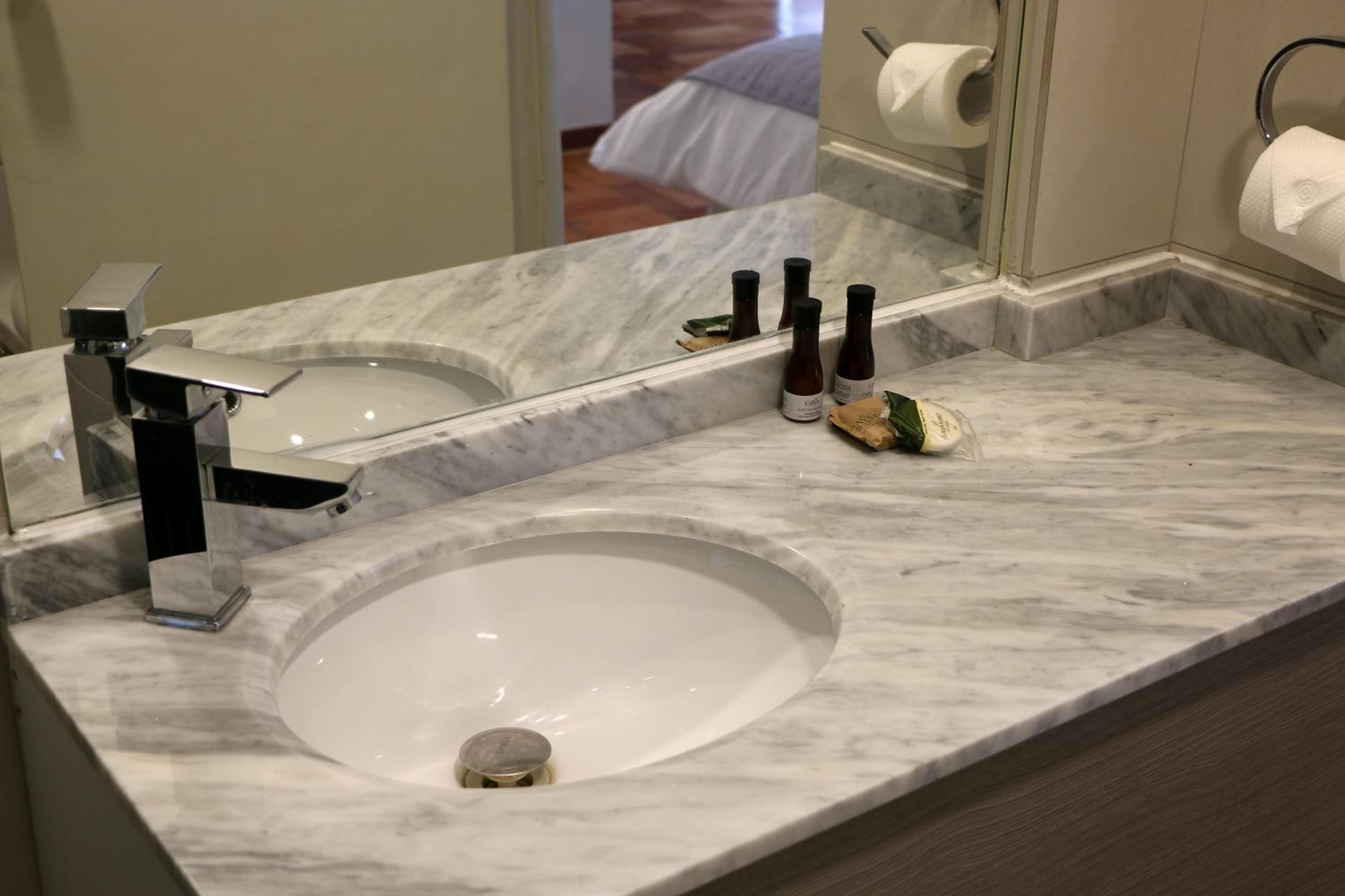 Queen Room photo 2