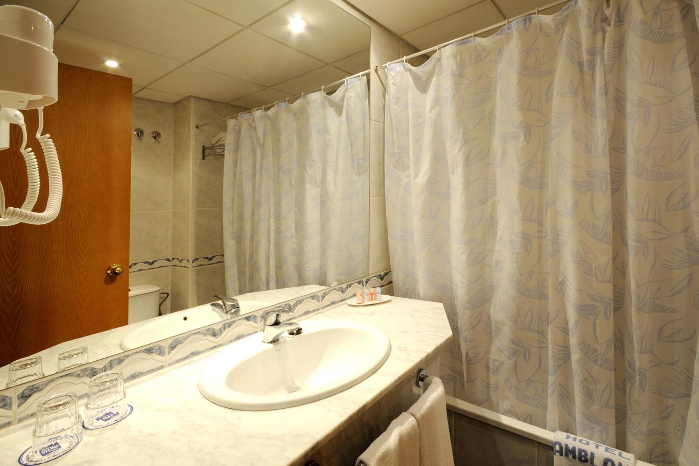 Double or Twin Room with Partial Sea View photo 2