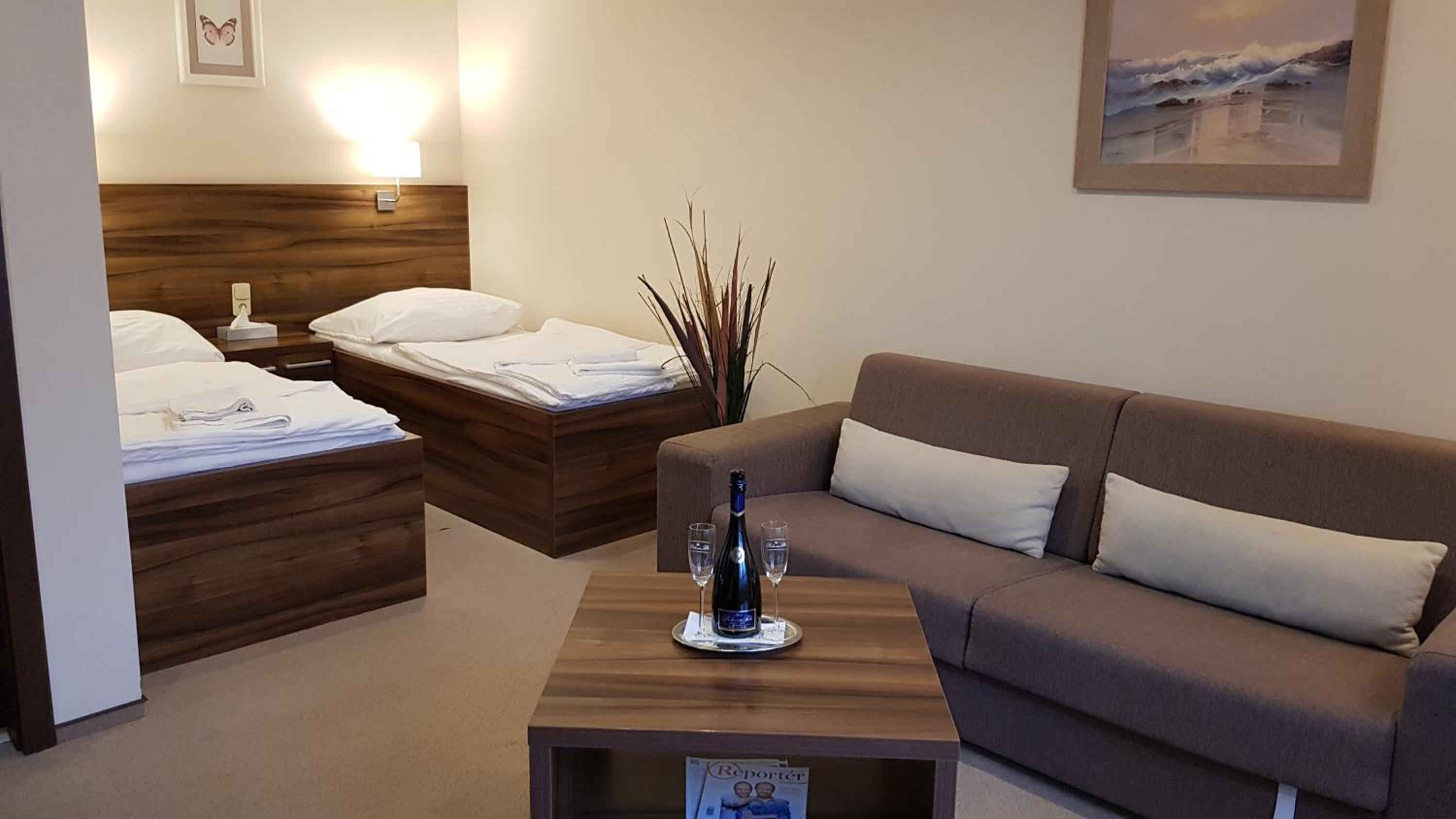 Twin Room with Extra Bed - Photo 3
