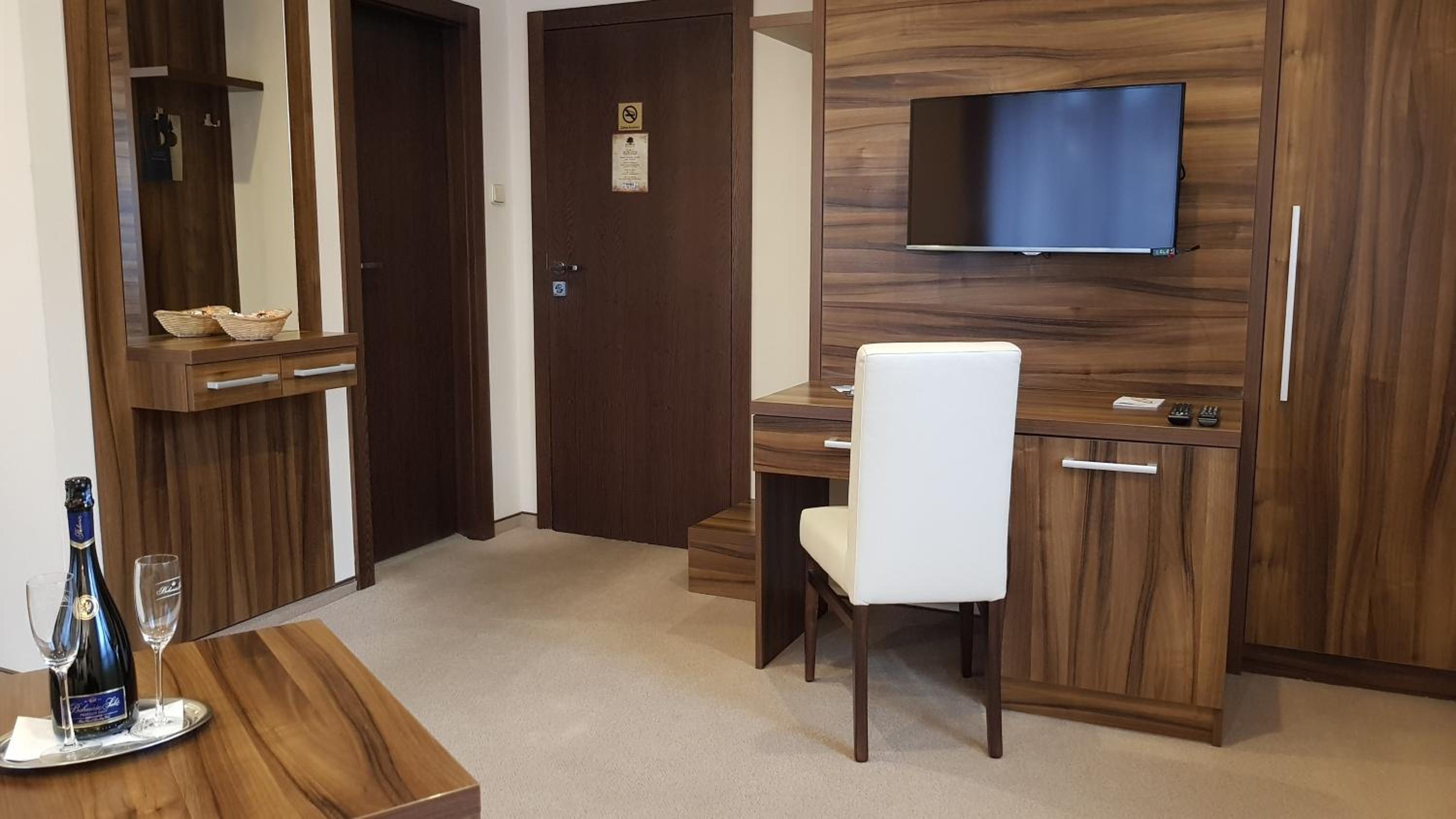 Deluxe Double Room with Extra Bed - Photo 4