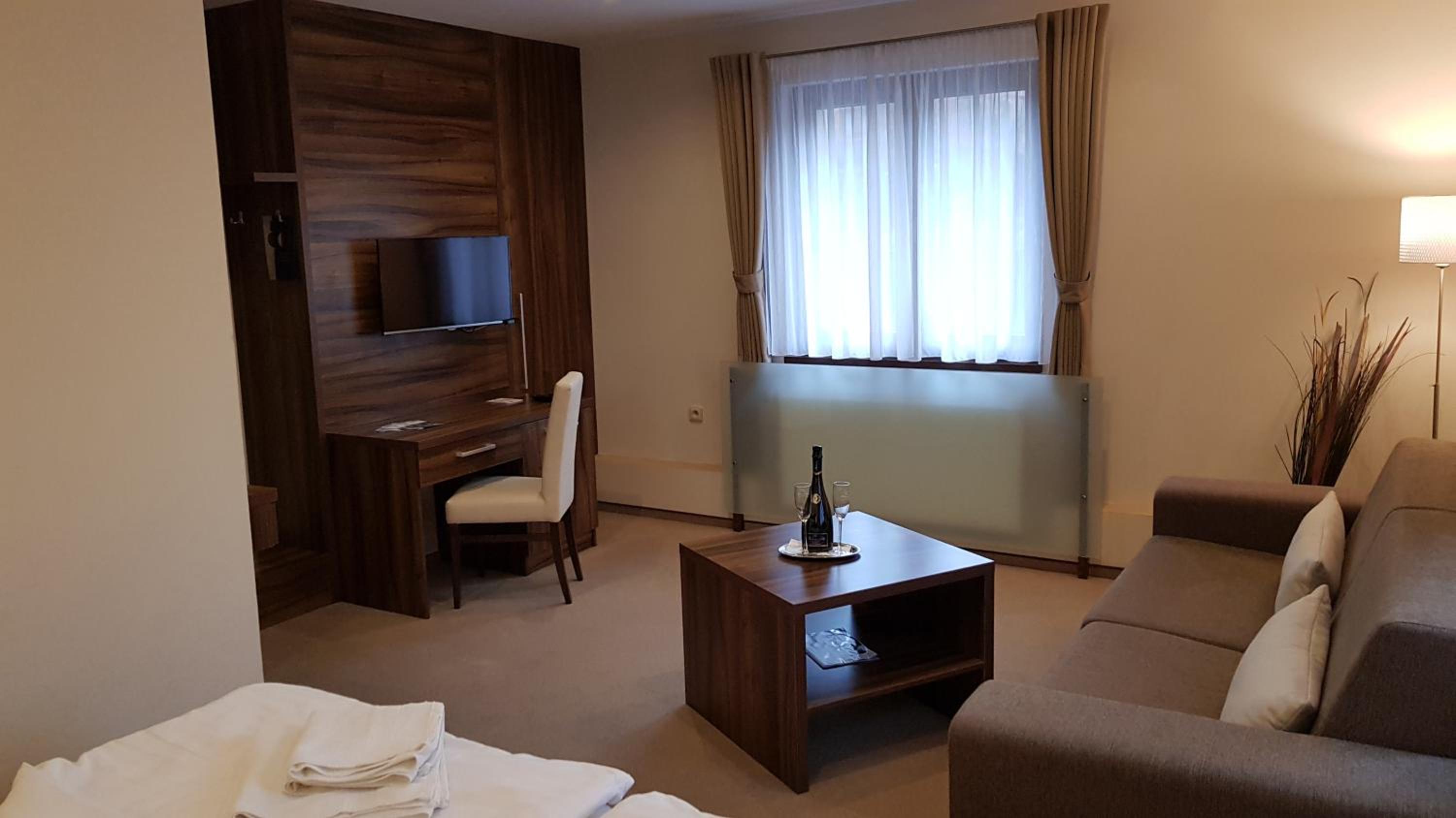 Deluxe Double Room with Extra Bed - Photo 1