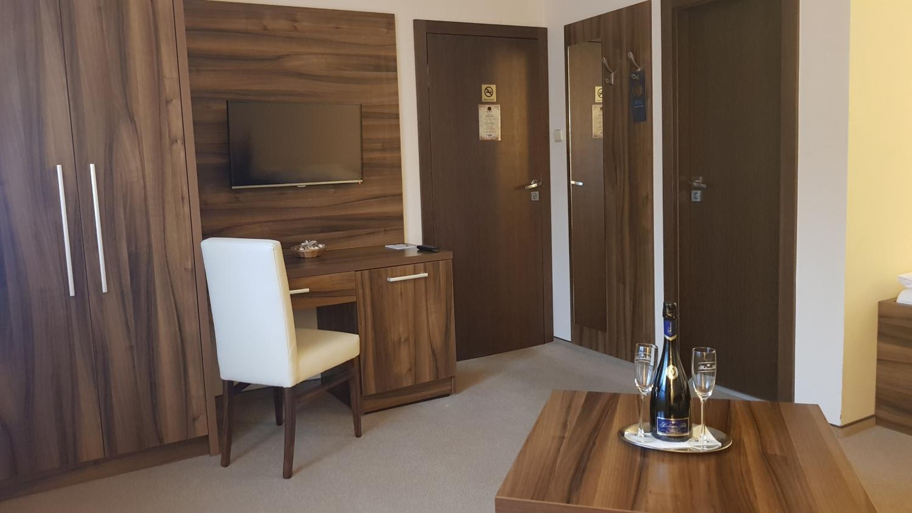 Twin Room with Extra Bed - Photo 1