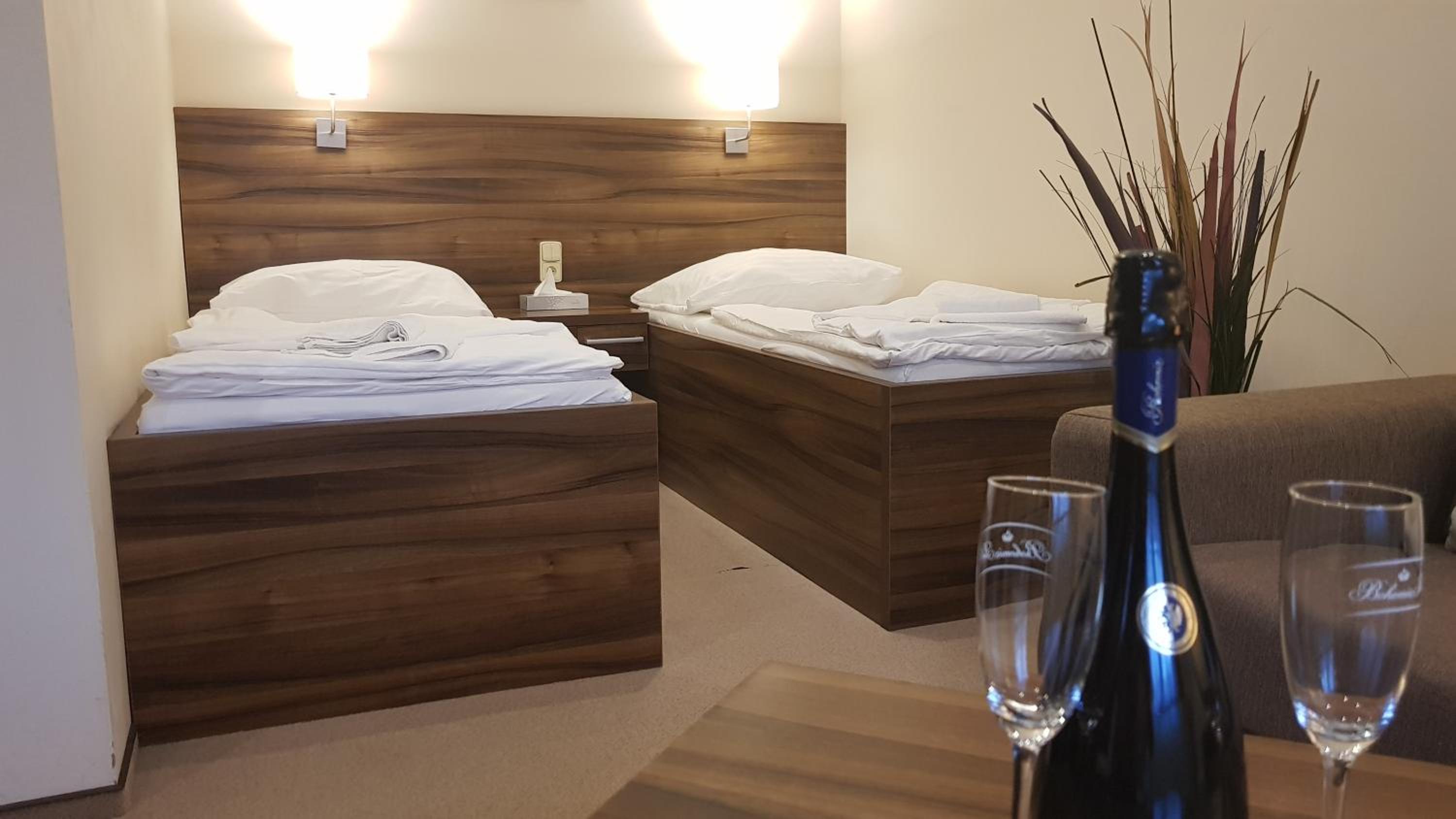 Twin Room with Extra Bed - Photo 2