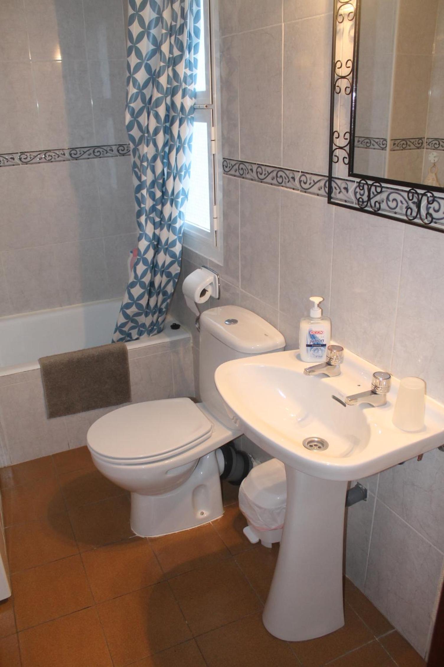 Two-Bedroom Apartment (2-4 Adults) - Photo 7