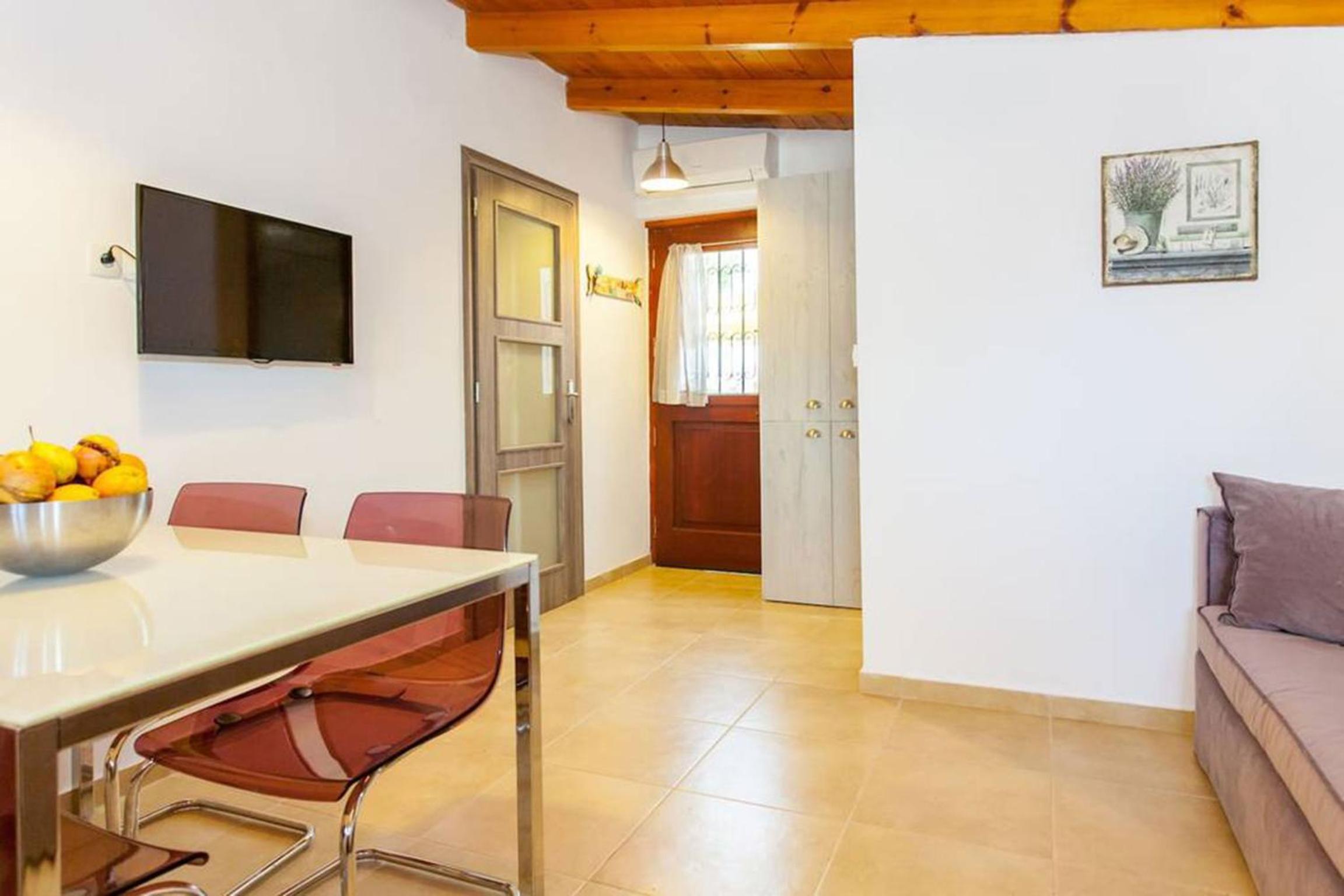 One-Bedroom House photo 1