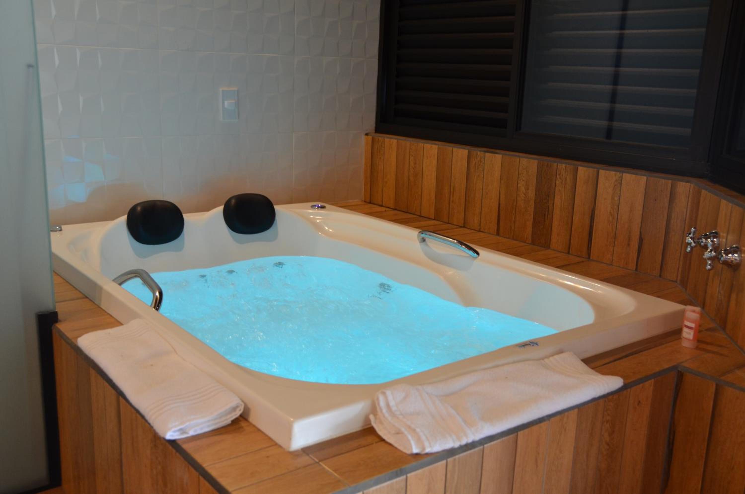 Deluxe Suite with Spa Bath photo 3