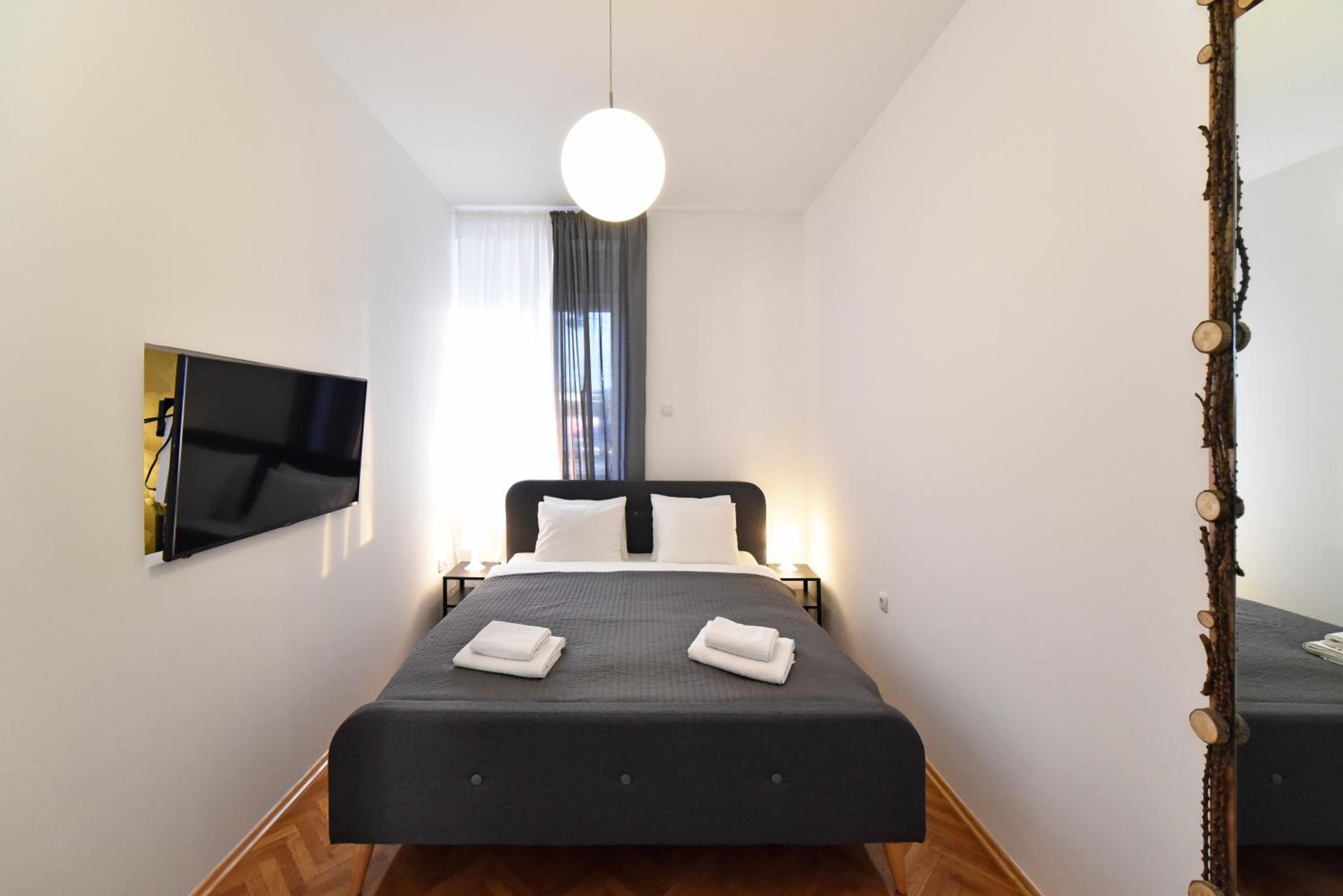One-Bedroom Apartment - Photo 2