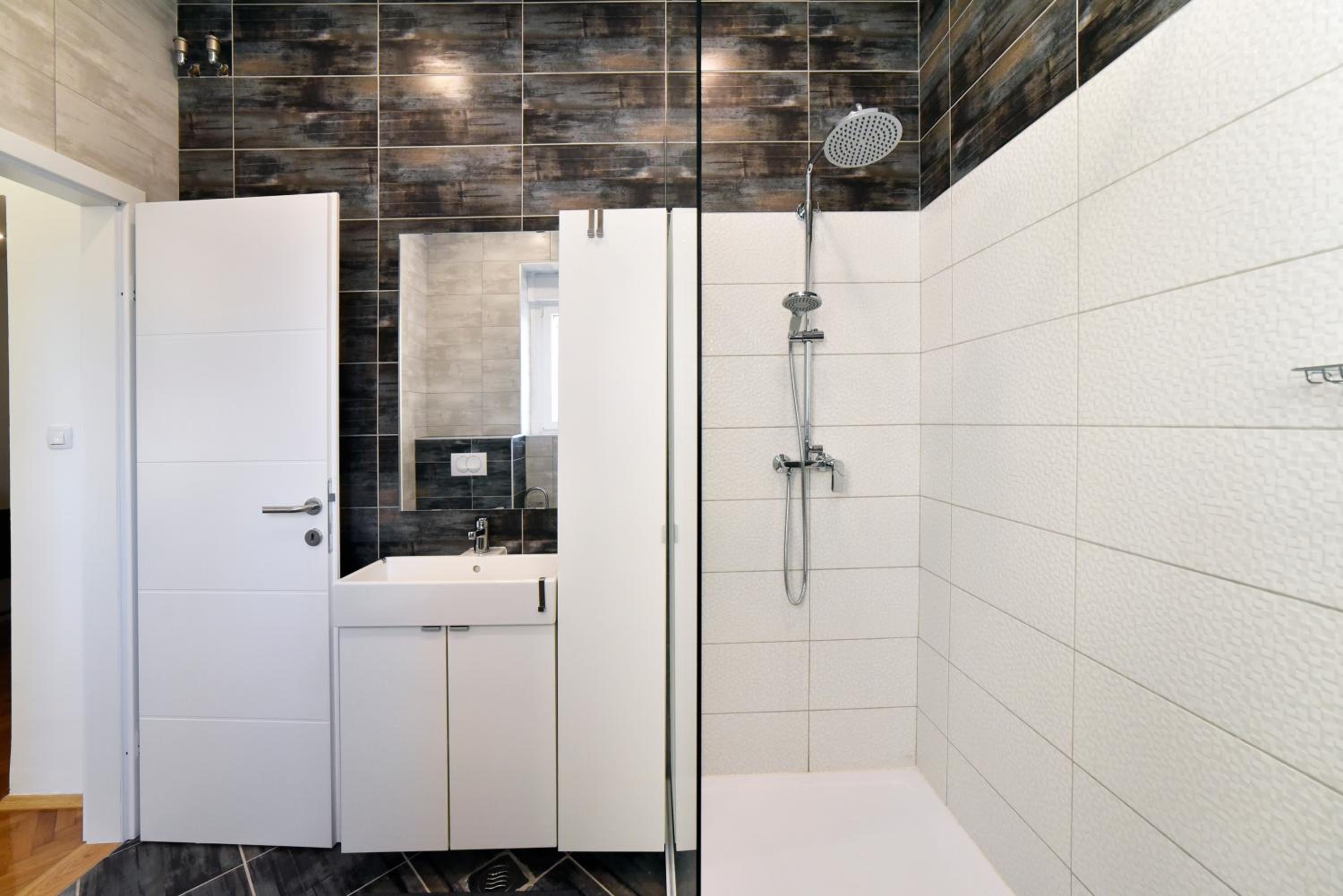 One-Bedroom Apartment - Photo 8