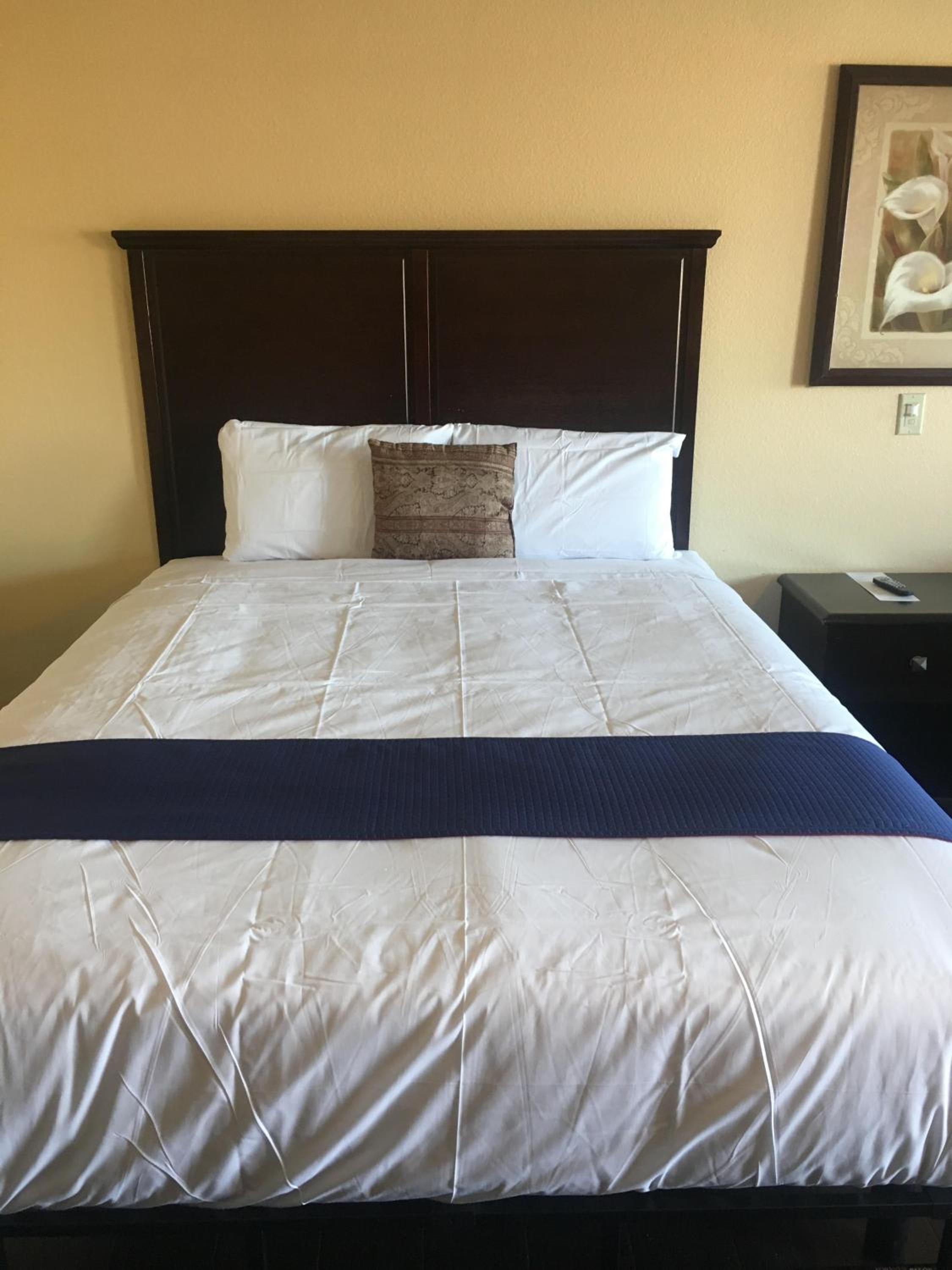 Queen Room with Two Queen Beds - Photo 4