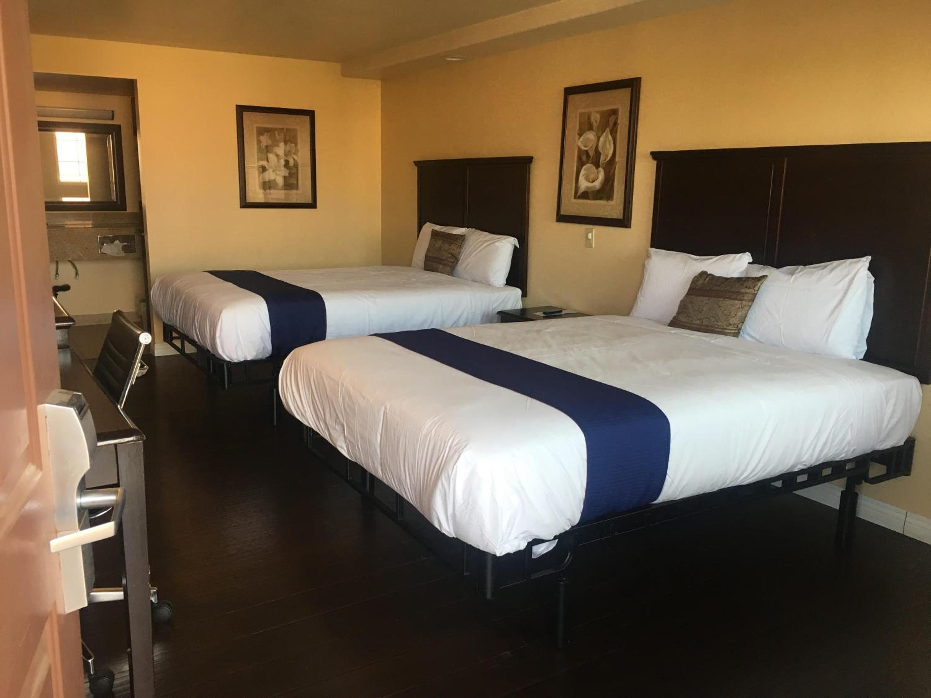 Queen Room with Two Queen Beds - Photo 5