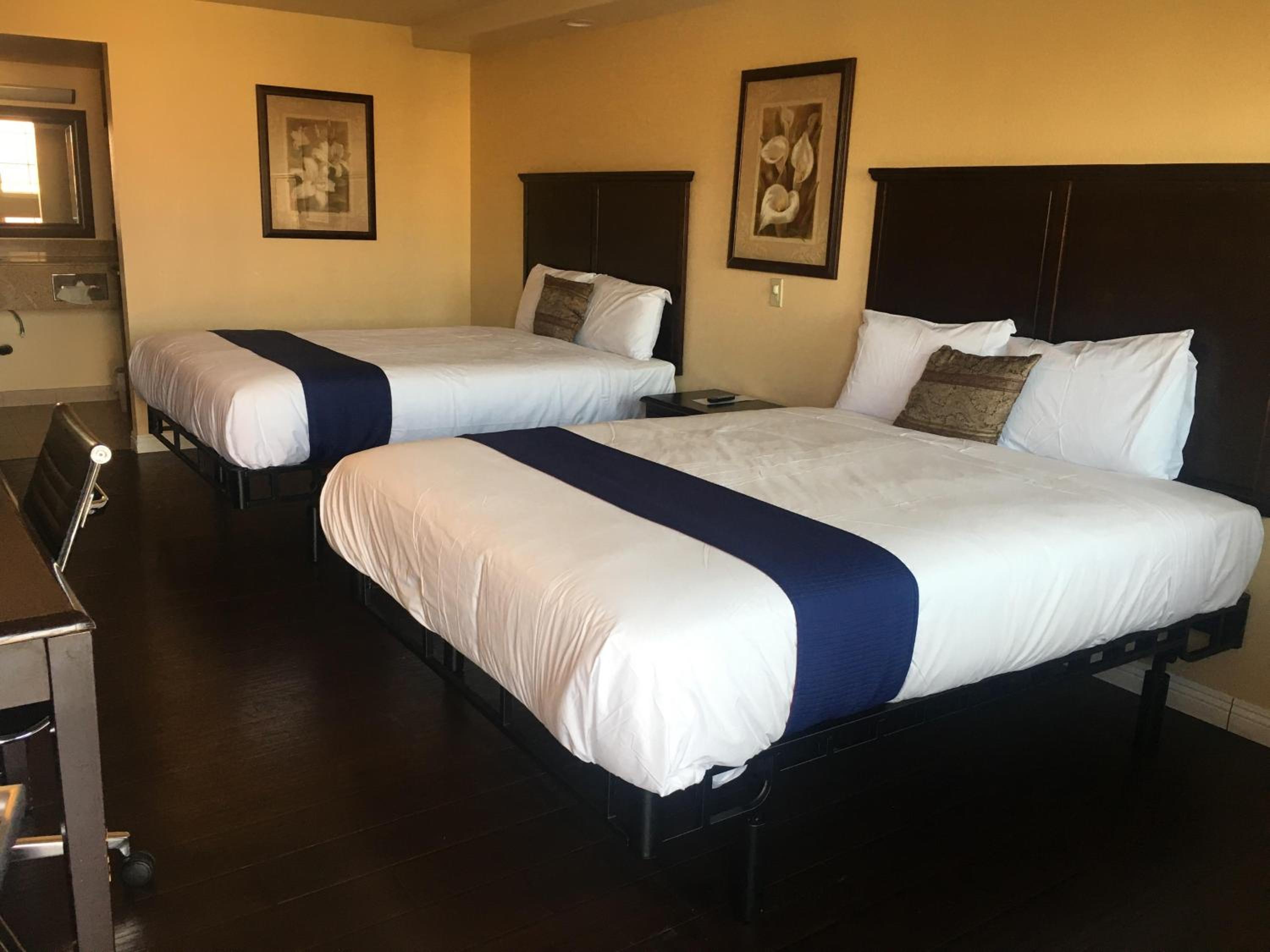 Queen Room with Two Queen Beds - Photo 6