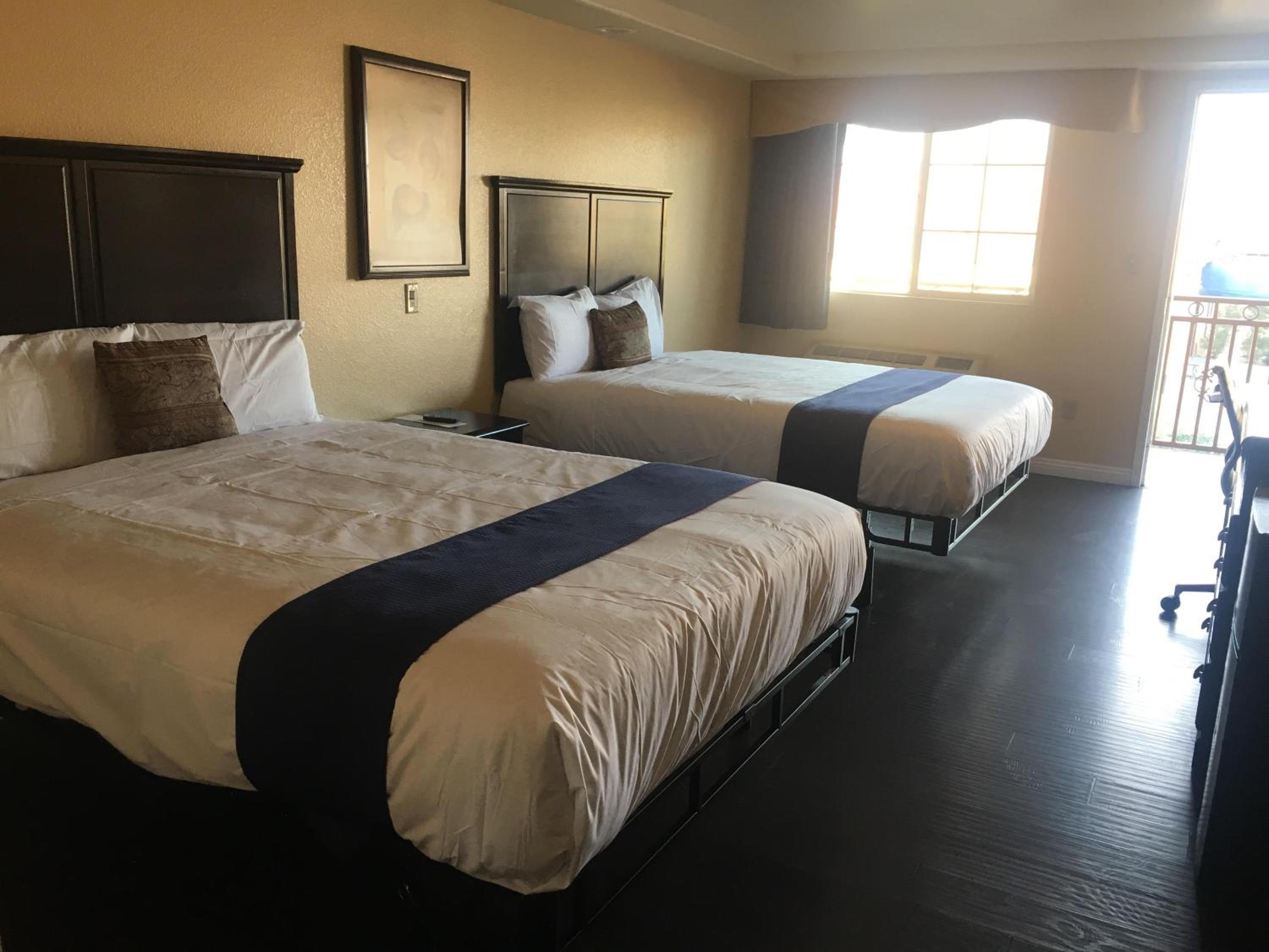 Queen Room with Two Queen Beds - Photo 7
