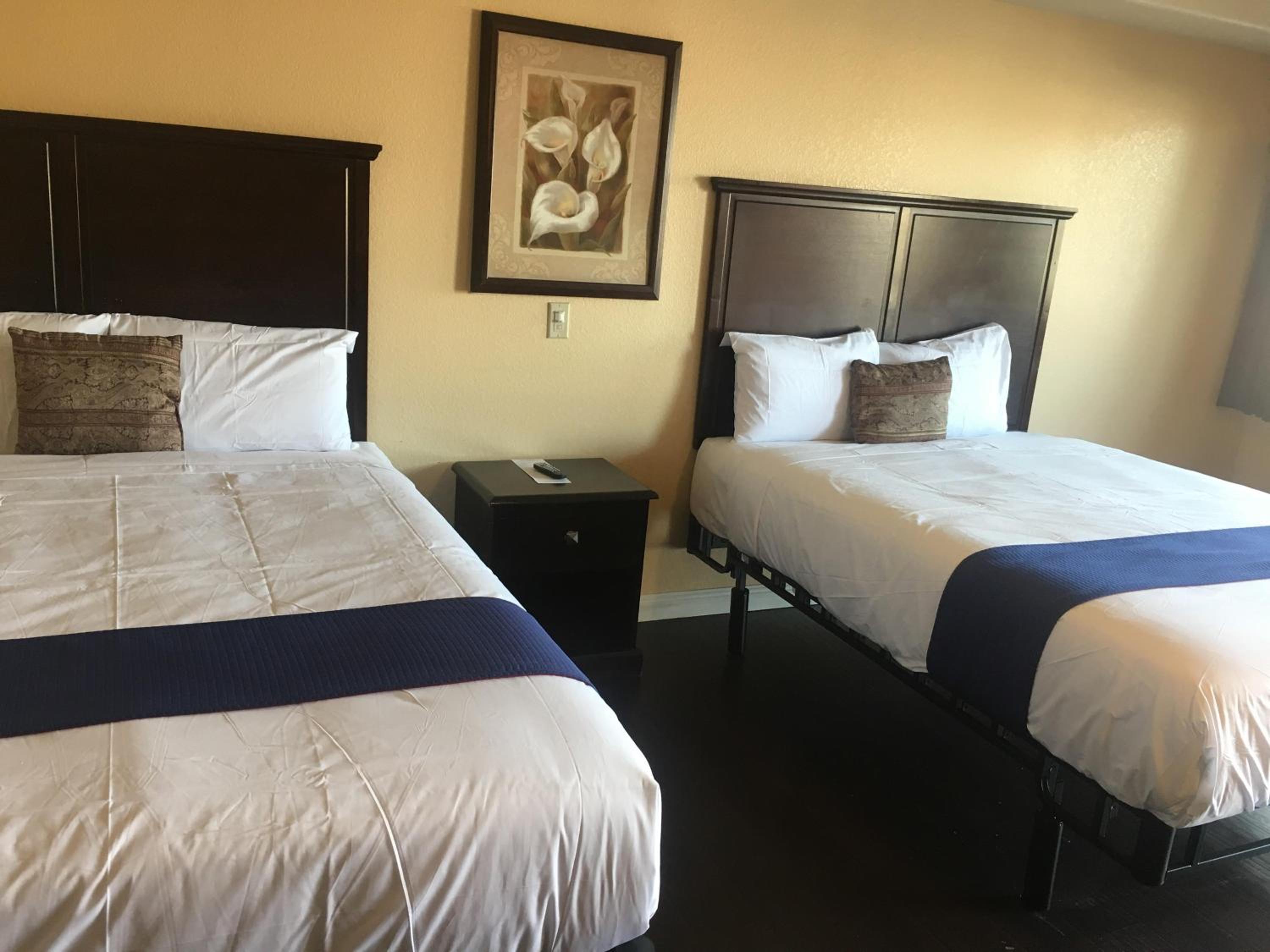 Queen Room with Two Queen Beds - Photo 3