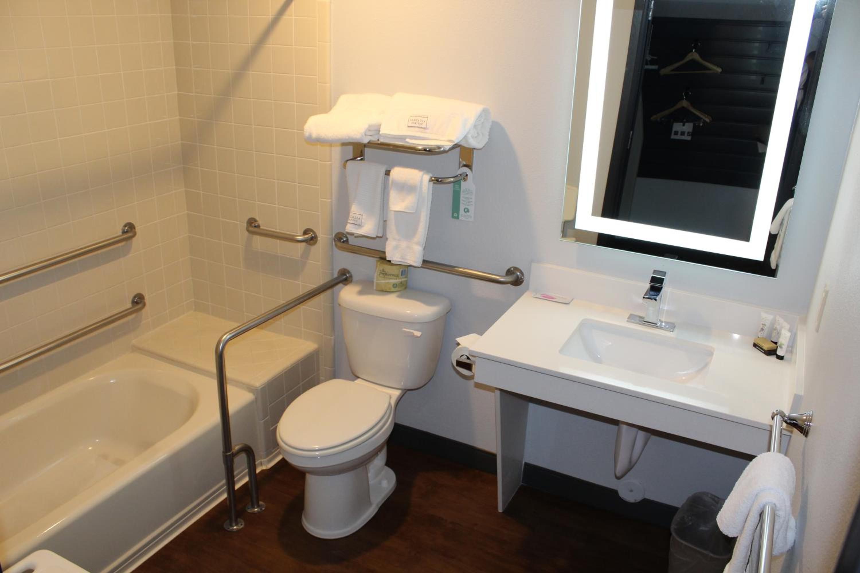 Queen Room - Disability Access - Photo 2