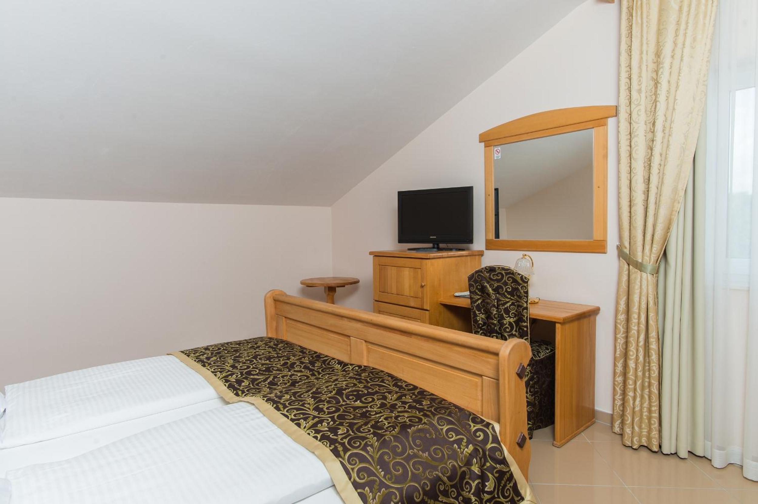 Standard Double Room Without Balcony - Photo 3
