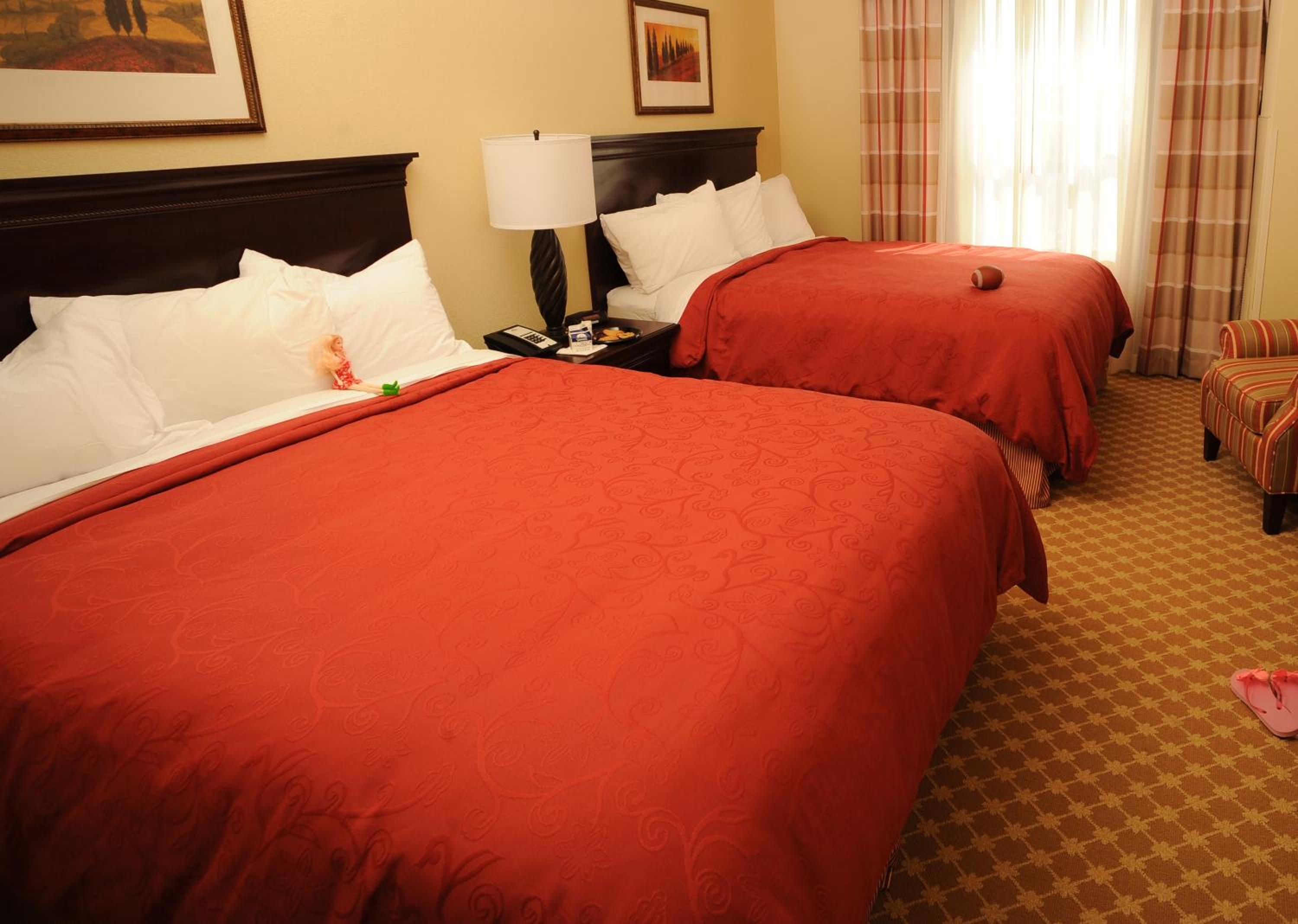 Queen Room with Two Queen Beds - Non-Smoking - Photo 2
