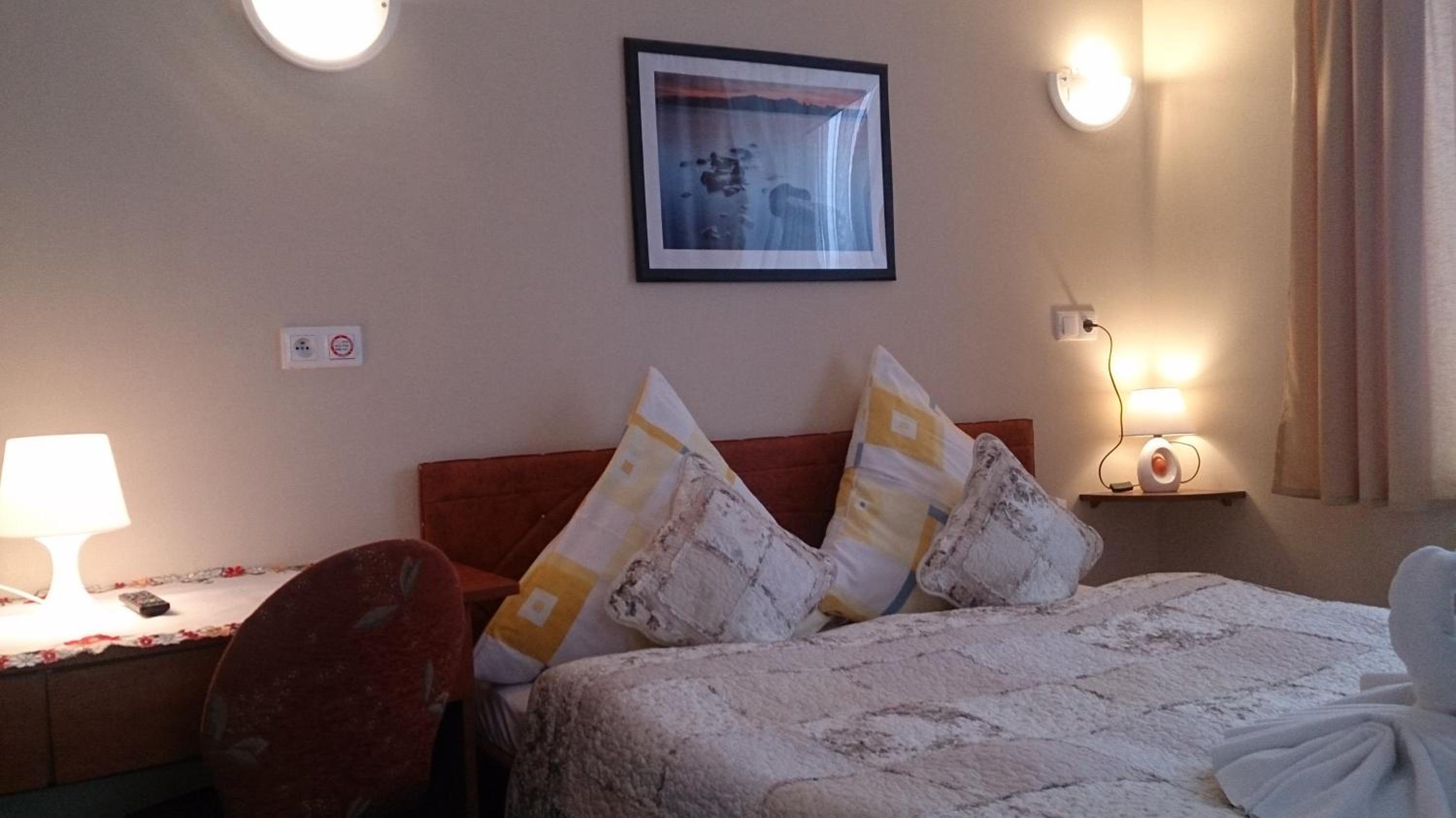 Economy Triple Room photo 2
