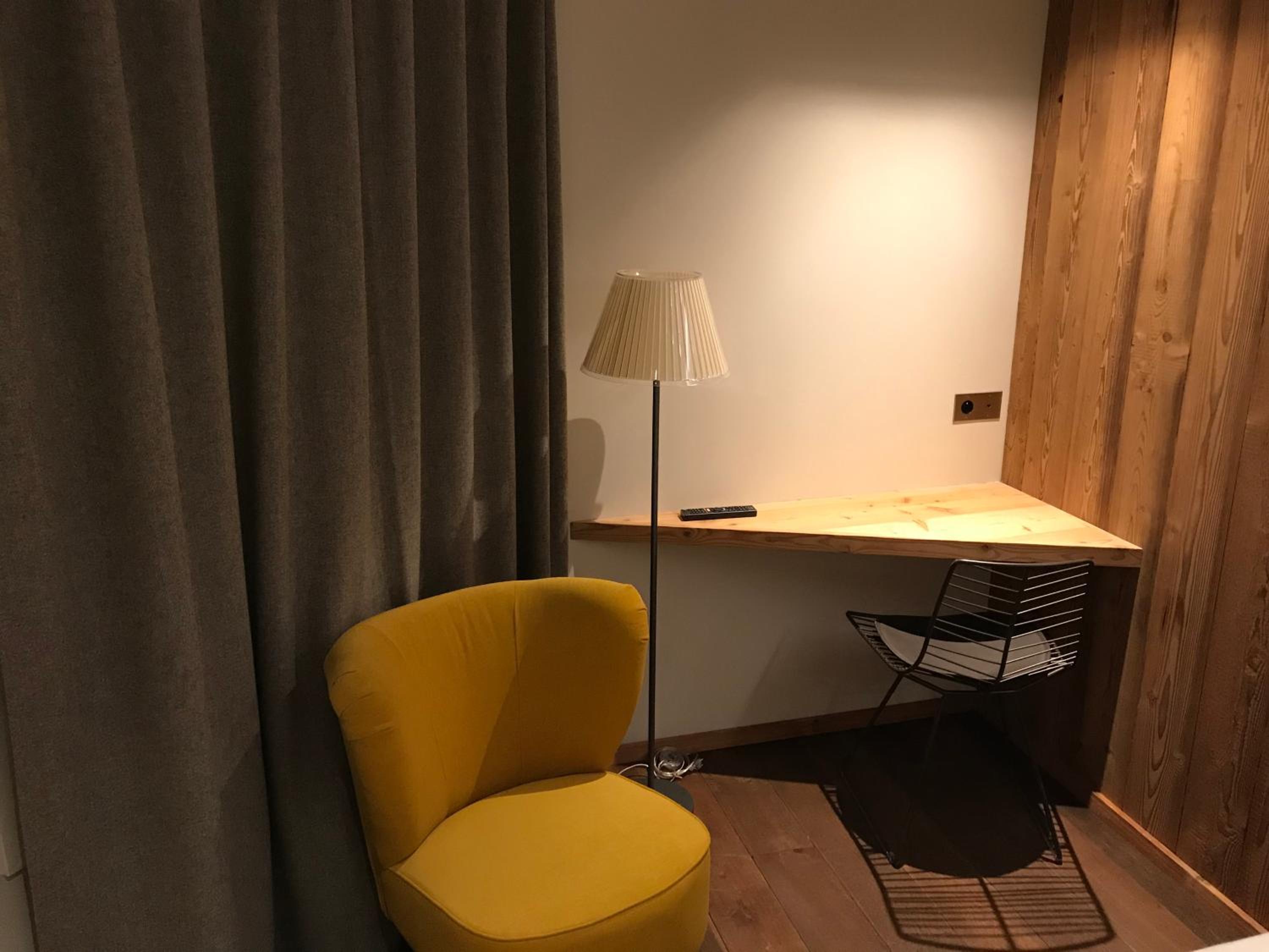 Queen Room photo 2