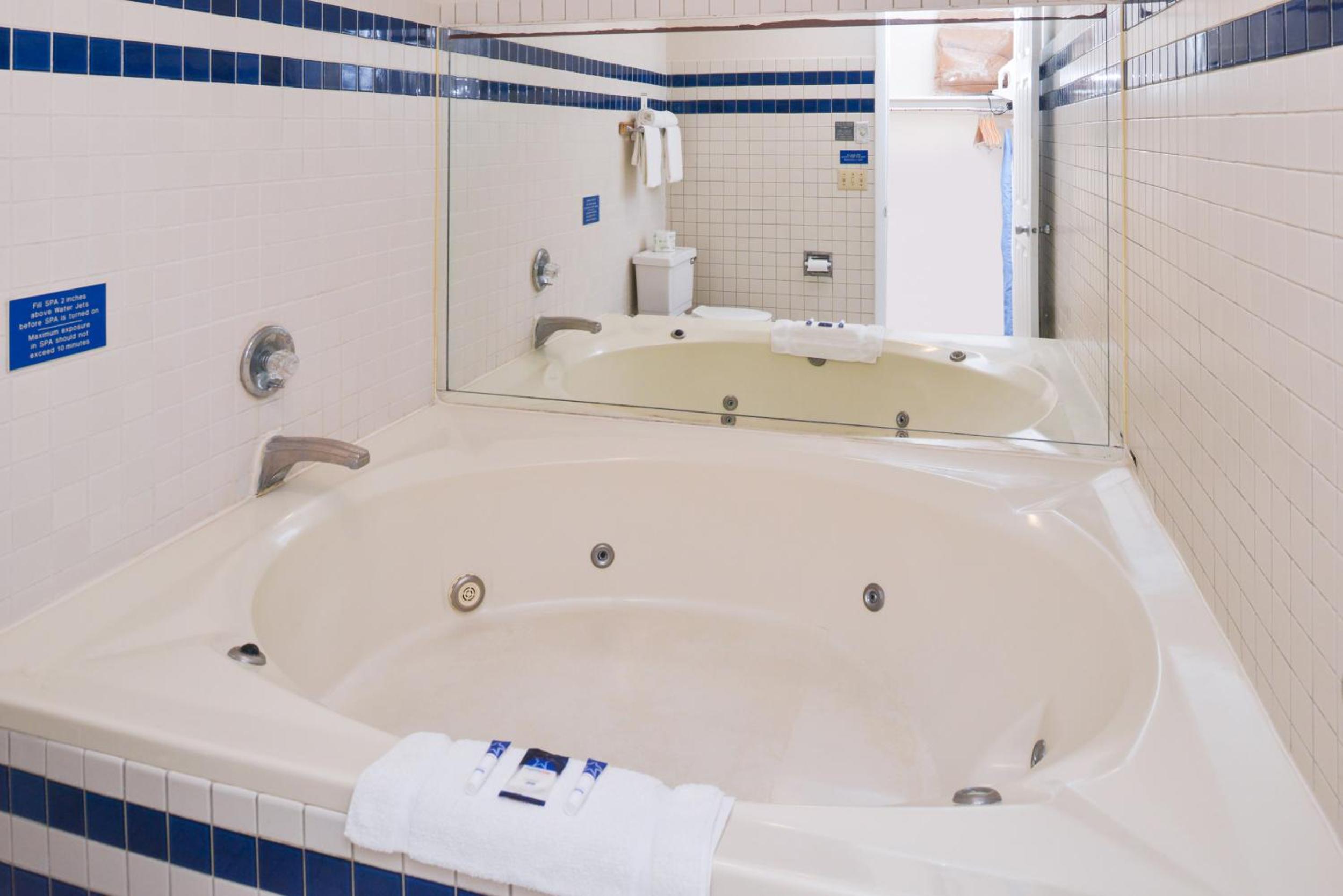 King Room with Spa Bath - Non-Smoking - Photo 2