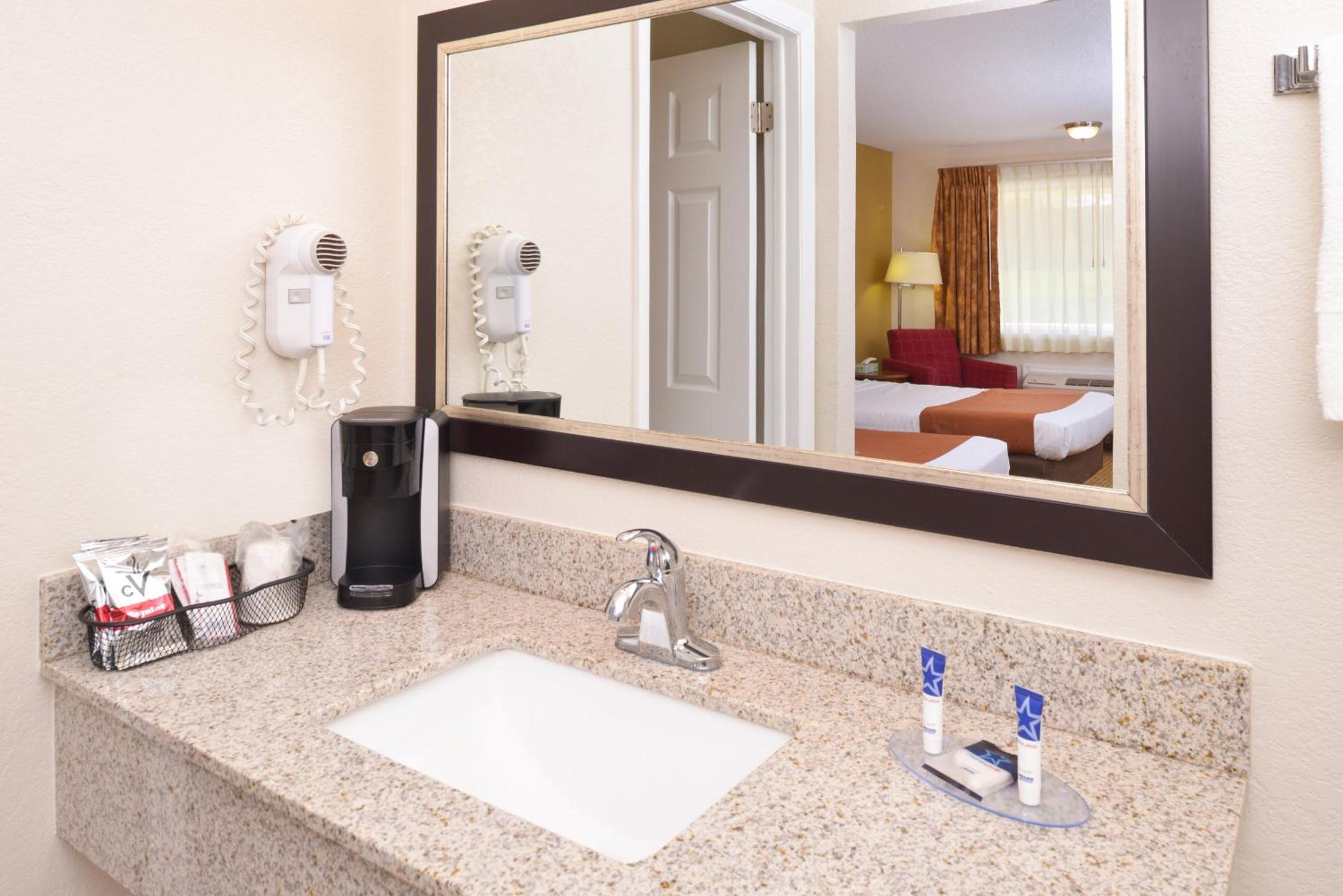 Double Room with Two Double Beds - Non-Smoking - Photo 3