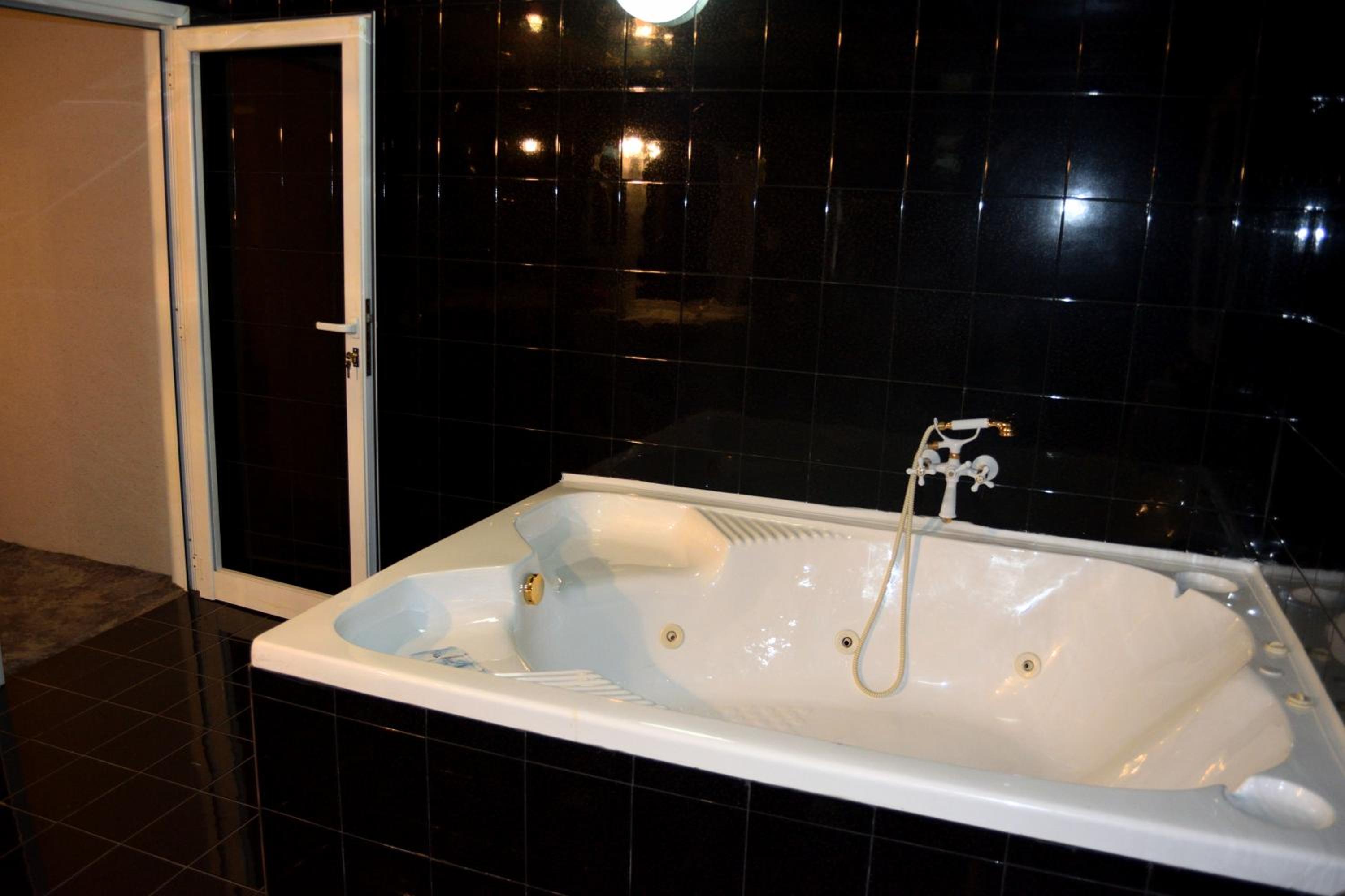 Four-Bedroom Villa with Jacuzzi - Photo 30
