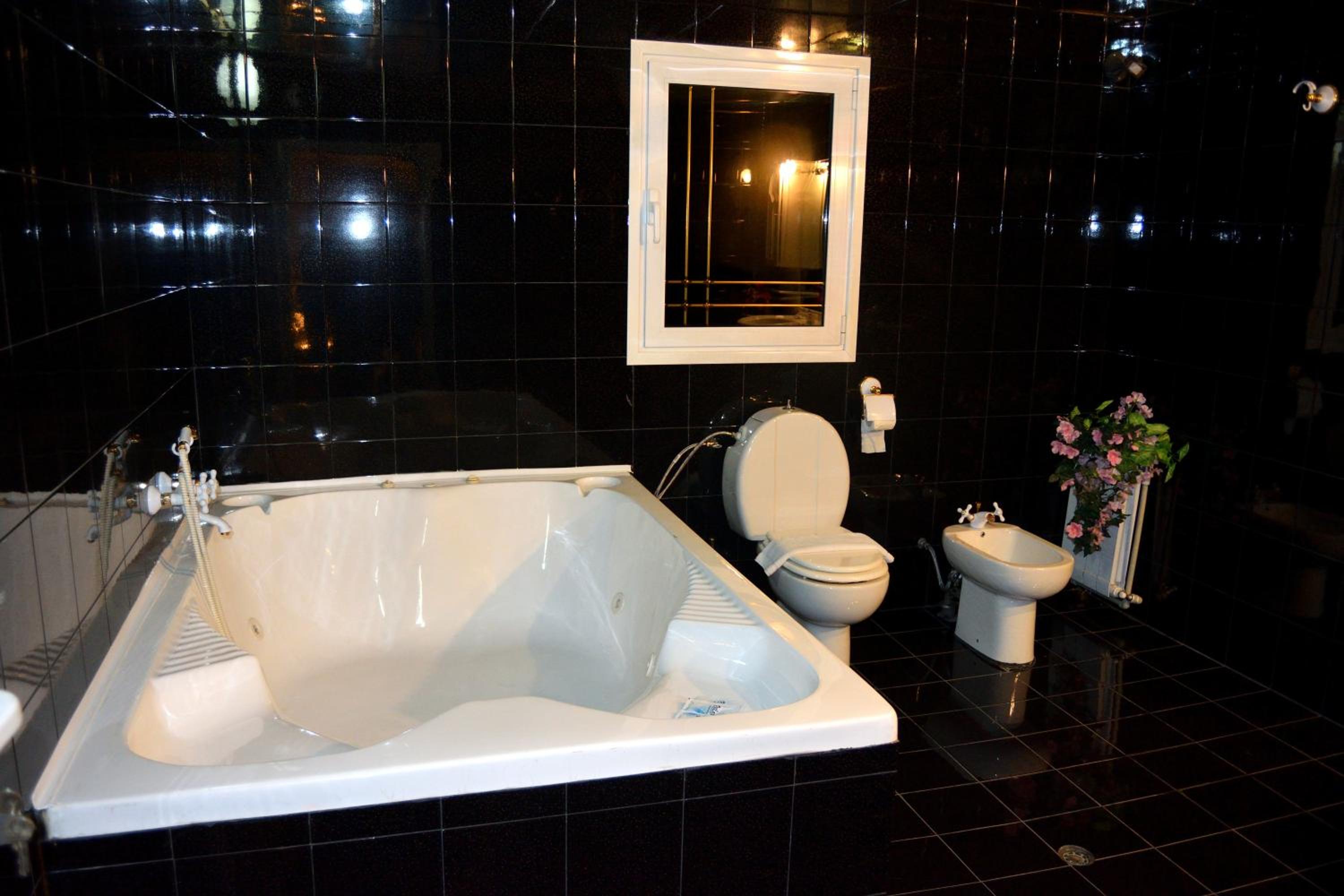 Four-Bedroom Villa with Jacuzzi - Photo 32