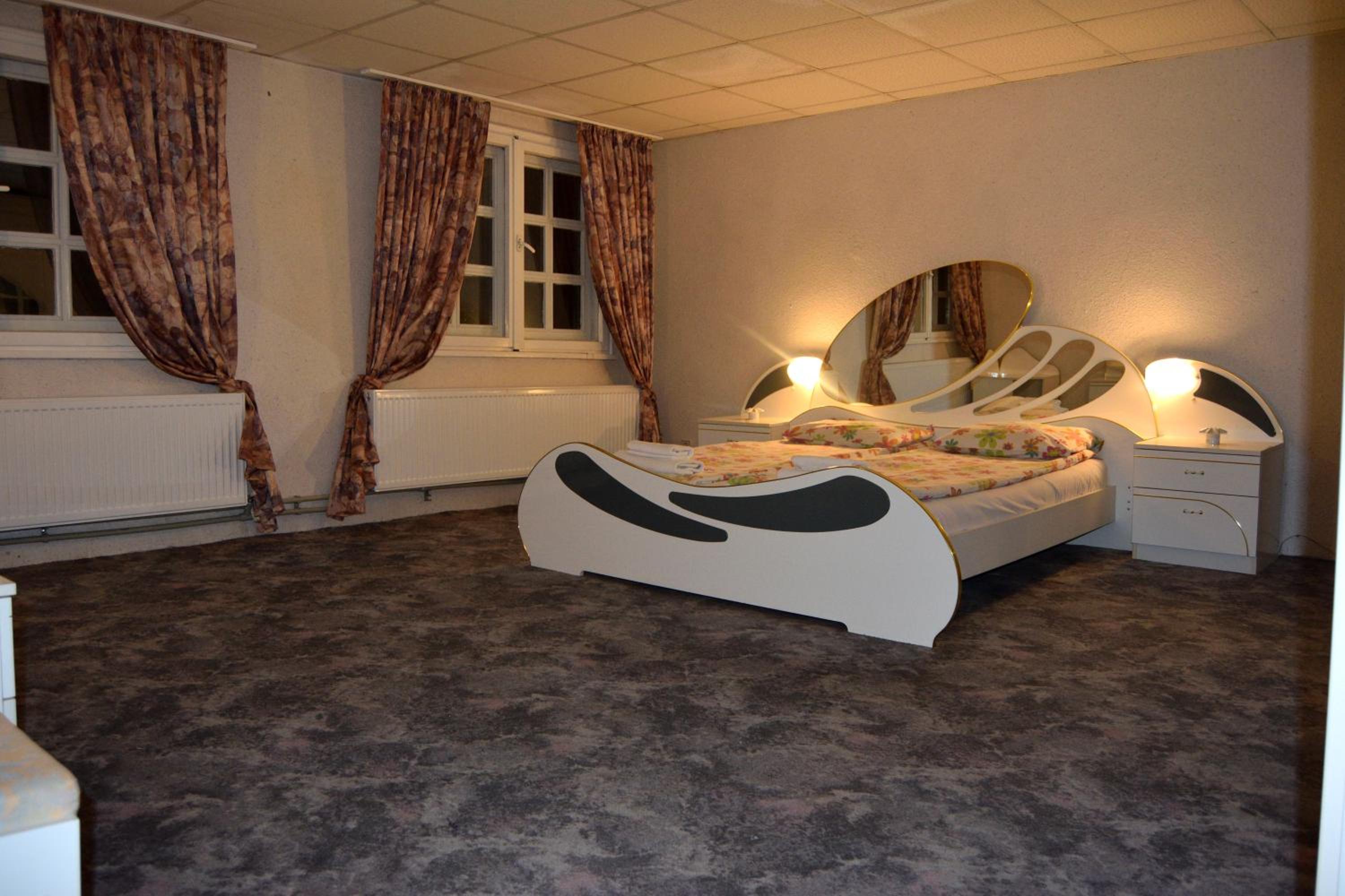 Four-Bedroom Villa with Jacuzzi - Photo 12