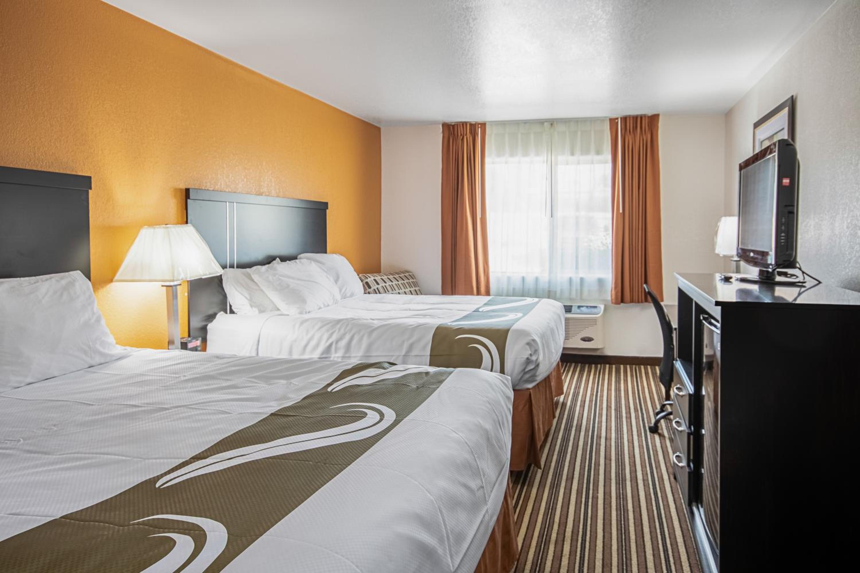 Queen Room with Two Queen Beds - Non-Smoking - Photo 2