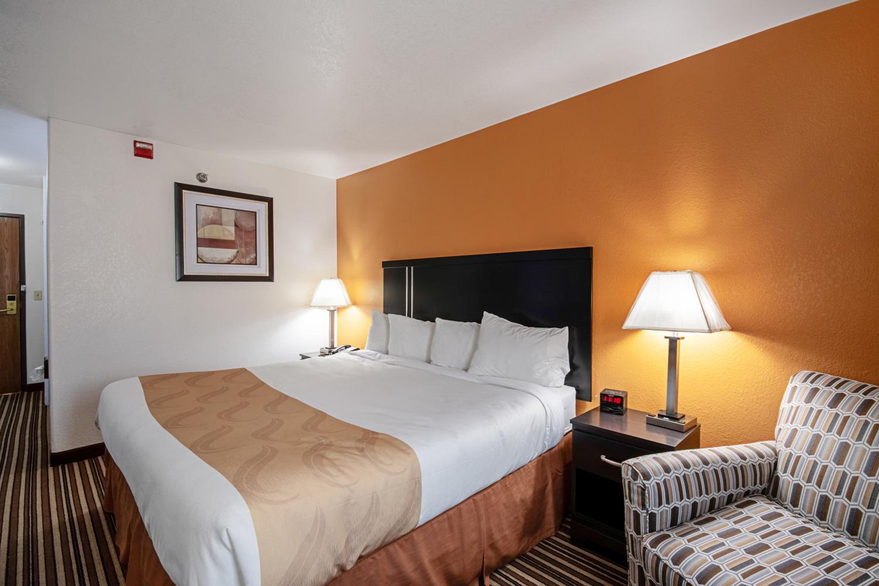 King Room - Non-Smoking - Photo 1
