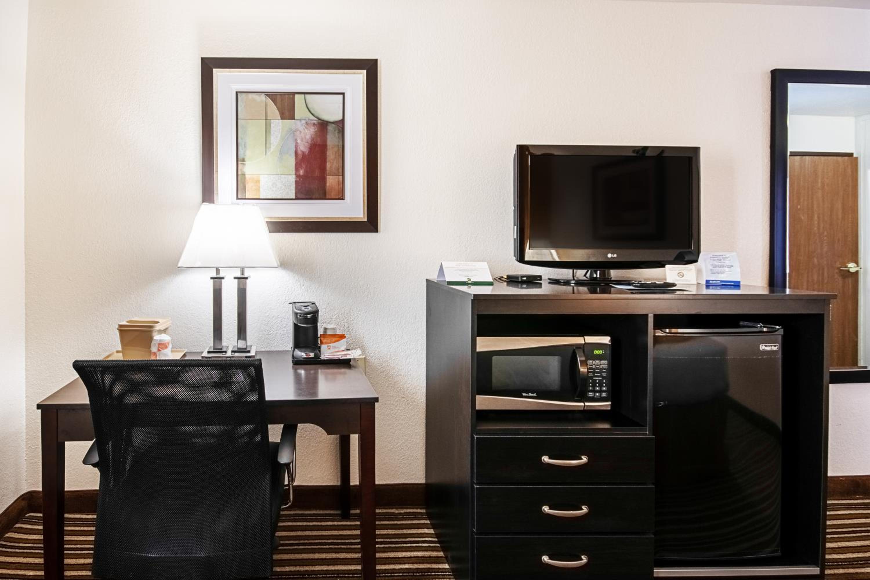 King Room - Non-Smoking - Photo 4